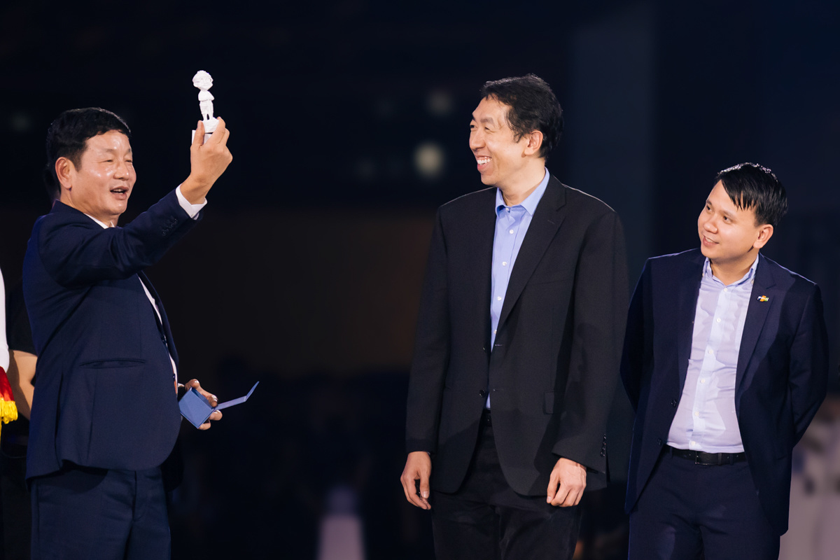 <p class="Normal" style="text-align:justify;"> Anh Trương Gia Bình tặng những món quà đến các vị khách quốc tế, trong đó có ông Andrew Ng - Top 100 người có ảnh hưởng nhất toàn cầu trong lĩnh vực AI. <span>Nhân dịp này, Phó Chủ tịch HĐQT FPT Bùi Quang Ngọc cũng tặng tượng sứ Cuder cho F-Ville 3, chúc mừng nhà Phần mềm với campus mới.</span></p>
