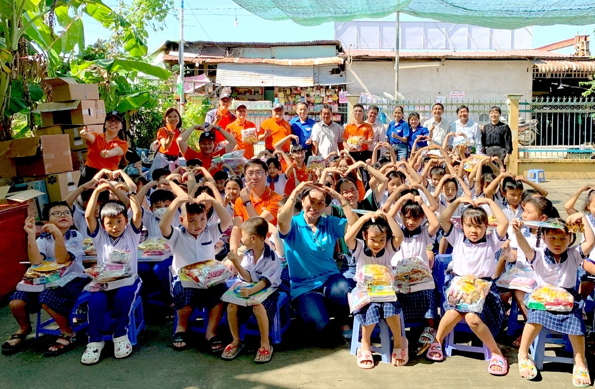 <p class="Normal"> Đoàn thiện nguyện cũng đến thăm và tặng quà cho Trường Tiểu học Tân Dương &lpar;Điểm Tân Thuận A&rpar;, huyện Lai Vung.</p>