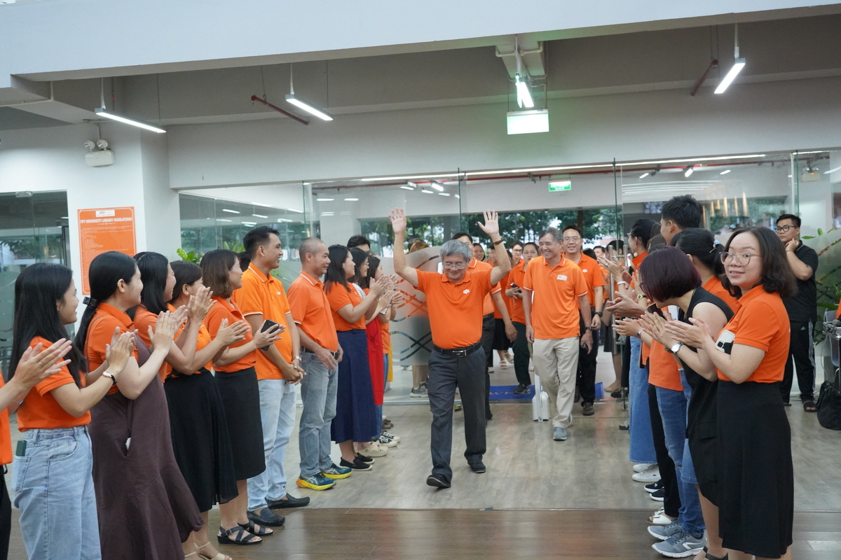 <p class="Normal"> Sau khi kết thúc lễ trao tặng tượng Cuder cho FPT Software vào lúc 17h, anh Bùi Quang Ngọc tiếp tục di chuyển sang Trường ĐH FPT để bắt đầu hành trình trao tặng cặp Cóc ngọc cho nhà trường.</p>