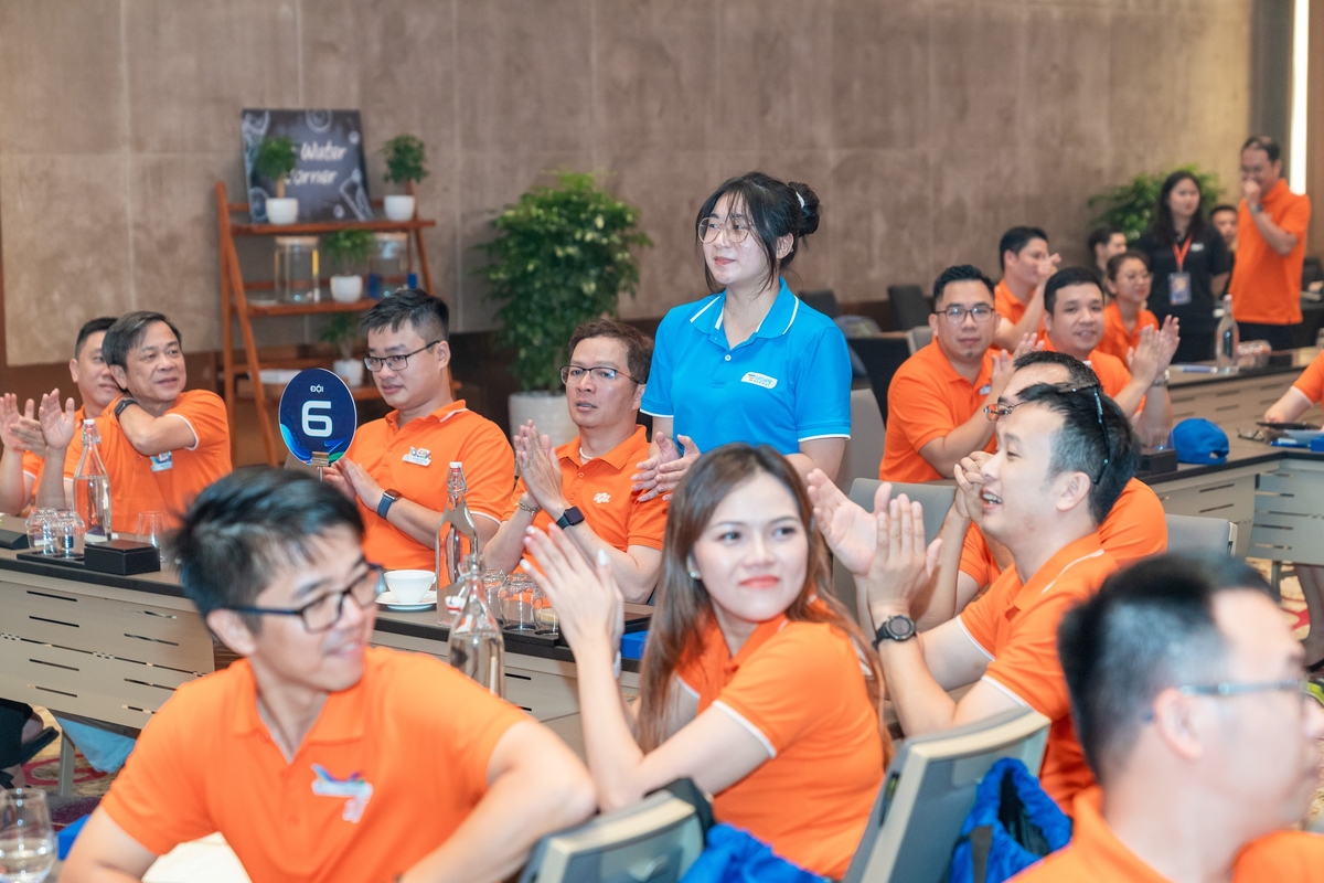 <p> Sau phần trao giải, toàn thể Hội nghị chào đón sự xuất hiện của anh Lê Quang Tiến - Chủ tịch FPT Invest, thành viên HĐSL FPT và đặc biệt là các em học sinh tiêu biểu đến từ trường Hope School. </p>