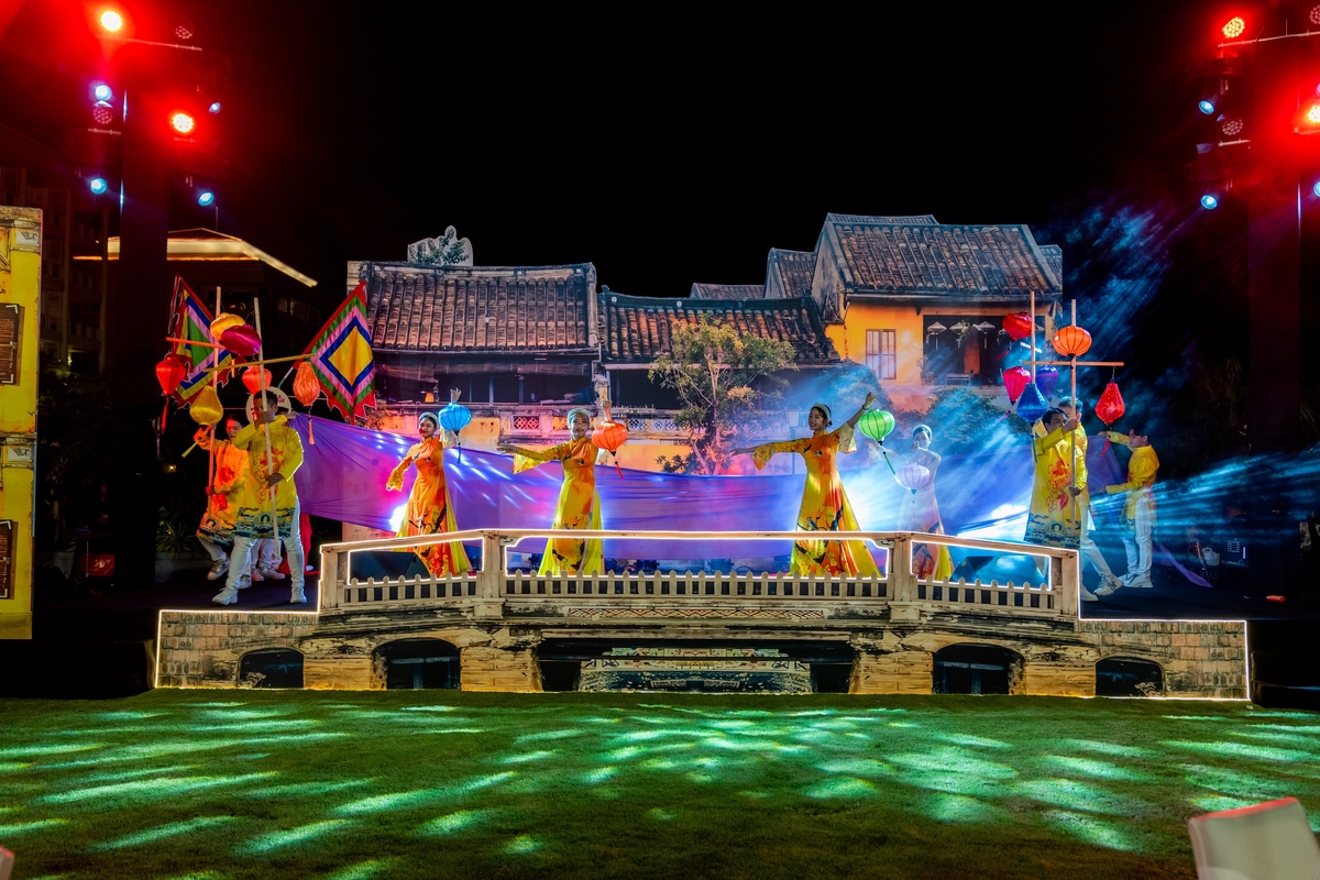 <p> Những chiếc đèn lồng - biểu tượng của phố cổ Hội An, là nguồn sáng của người phố Hội, là biểu tượng của sự giao thoa văn hóa giữa Việt Nam với Trung Hoa và Nhật Bản được các thành viên trong Ban tổ chức gửi tặng đến từng đại biểu thay cho lời chúc tốt lành nhất, chúc mỗi người sẽ luôn đạt được nhiều thành tựu trong công việc, chúc cho FPT ghi thêm nhiều dấu ấn trên hành trình Go Global.</p>