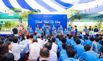 FPT Long Châu mang yêu thương đến các em Trường Hy vọng