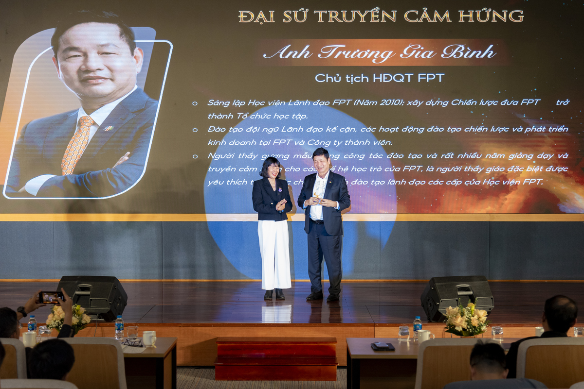 <p class="Normal"> Chị Hồng trao kỷ niệm chương cho anh Trương Gia Bình - người thầy được yêu thích nhất trong các chương trình học của FCU và các CTTV.</p>