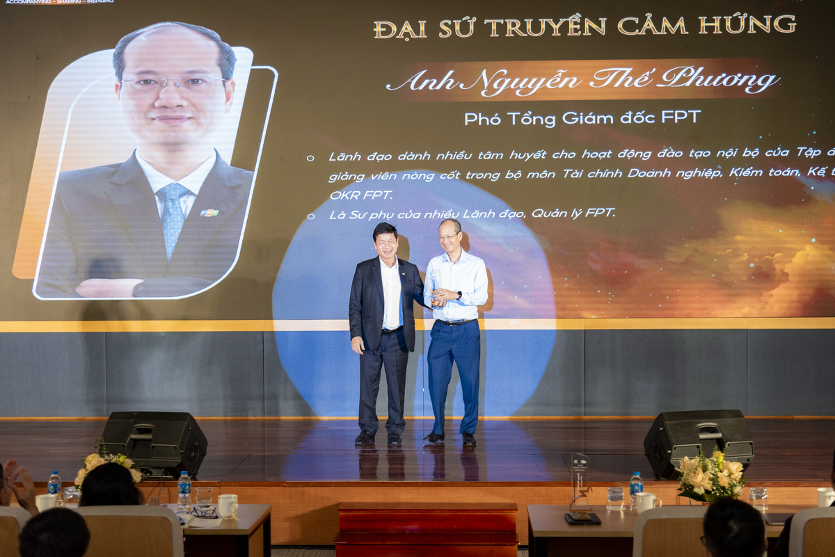 <p> Chủ tịch FPT trao kỷ niệm chương cho anh Nguyễn Thế Phương - Top 27 đại sứ truyền cảm hứng.</p>