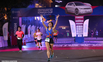 Chị Quách Thị Bích Thùy phá sâu kỷ lục cá nhân 7 phút ở VnExpress Marathon