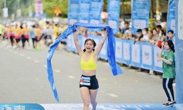 Runner Quách Thị Bích Thùy vô địch Cần Thơ Marathon