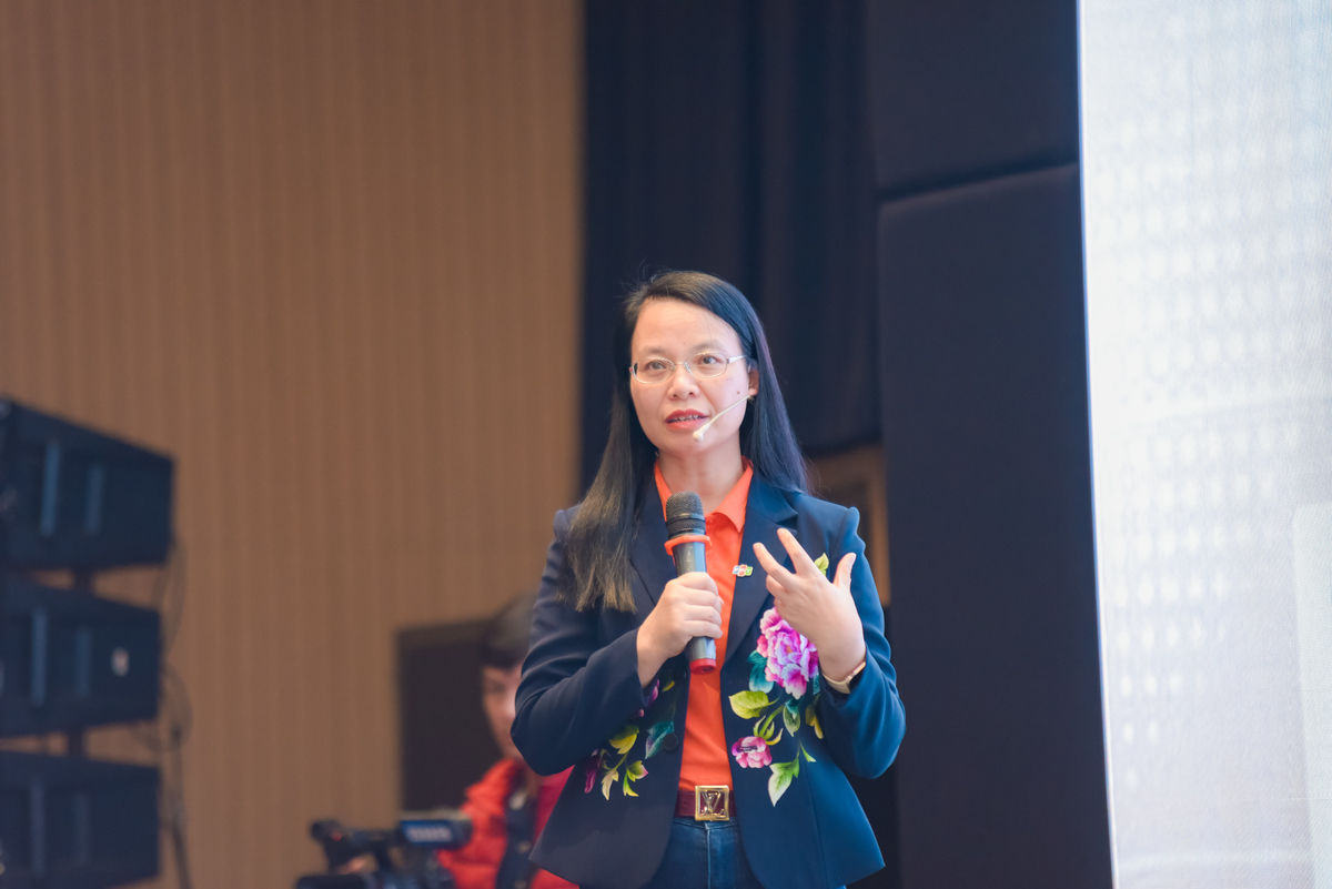 <p class="Normal"> Tiếp lời anh Bình, chị Chu Thanh Hà - Chủ tịch FPT Software đã chia sẻ kinh nghiệm vươn ra toàn cầu dựa trên nguyên tắc cốt lõi - “Oneteam” &lpar;Hợp lực&rpar;. Đó là hợp lực với người trong công ty, hợp lực với khách hàng. Đó cũng là cơ sở để đơn vị có thể triển khai thành công hơn 2.500 dự án trong năm qua, kết nối con người từ Việt Nam đến nhiều nước ở các châu lục khác nhau.</p>