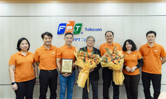 FPT Telecom nhận Dấu ấn FPT 35 tiêu biểu từ Phó chủ tịch Bùi Quang Ngọc