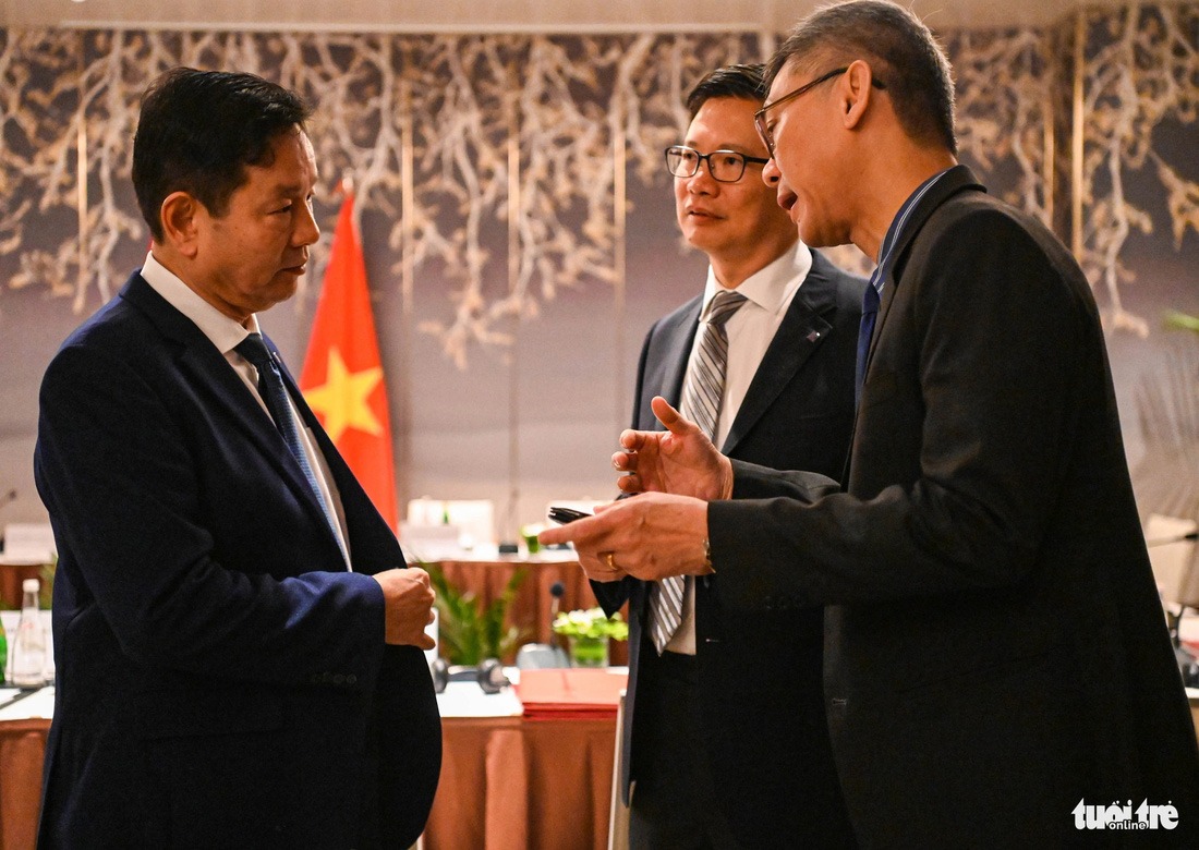 Chủ tịch FPT Trương Gia Bình trao đổi trước giờ diễn ra sự kiện - Ảnh: HỒNG QUANG/TTO