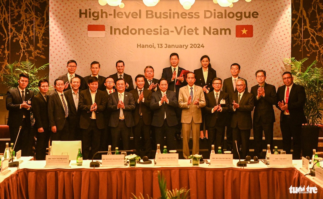 Thủ tướng Phạm Minh Chính và Tổng thống Indonesia Joko Widodo cùng các đại biểu chụp ảnh sau đối thoại - Ảnh: HỒNG QUANG