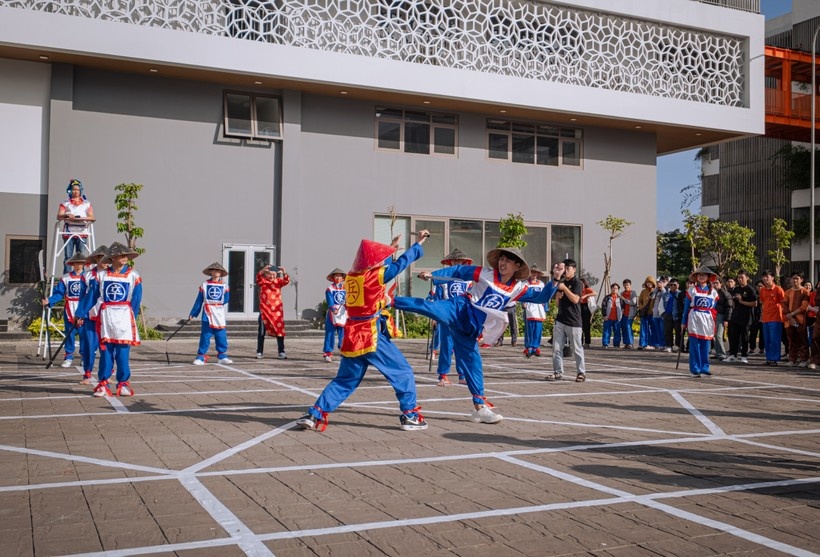 <p class="Normal"> Trò chơi Cờ người được Đại học FPT Đà Nẵng tái hiện, tổ chức bài bản với sự tham dự của gần một trăm sinh viên tại trường, cũng là những môn sinh của Việt Võ Đạo Vovinam.</p>