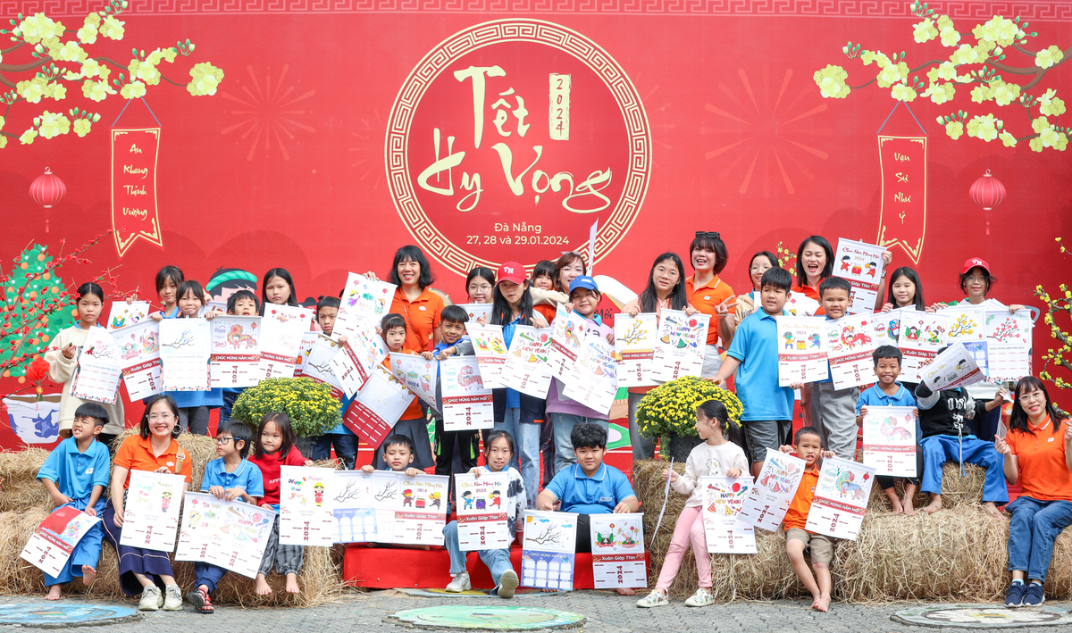 <p> Các cán bộ học viên miniMBA - Học viện FPT, từ Hà Nội vào Đà Nẵng mang theo gấu bông, đồ chơi và nhiều phần quà Tết hấp dẫn khác để tặng cho học sinh Hope School.</p>