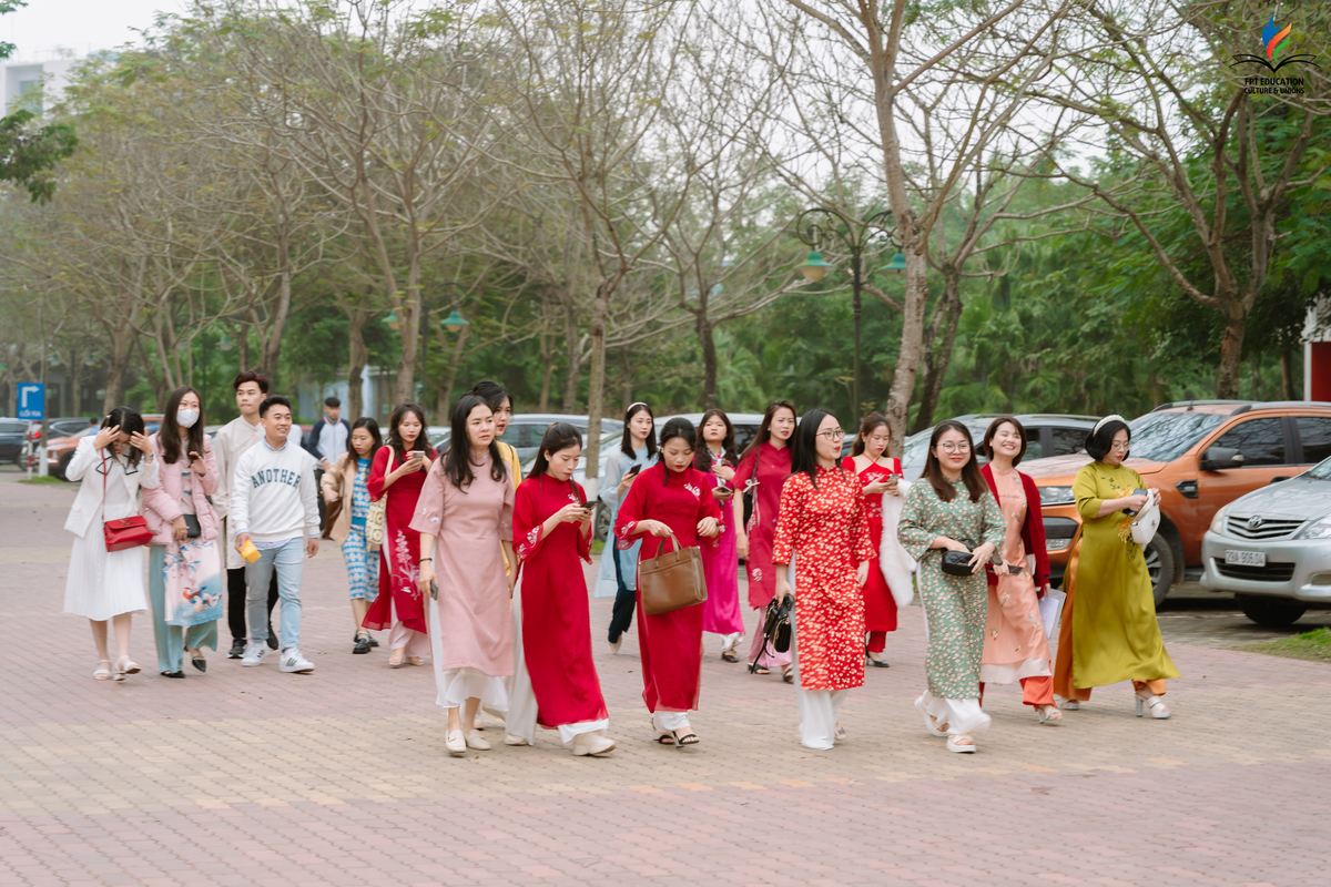 <p class="Normal" style="text-align:justify;"> Các giáo làng FPT Education đã có mặt tại campus Hòa Lạc từ rất sớm trong trang phục xinh xắn để trẩy hội, và tất nhiên không thể thiếu những chiếc áo dài truyền thống mang đậm không khí Tết.</p>