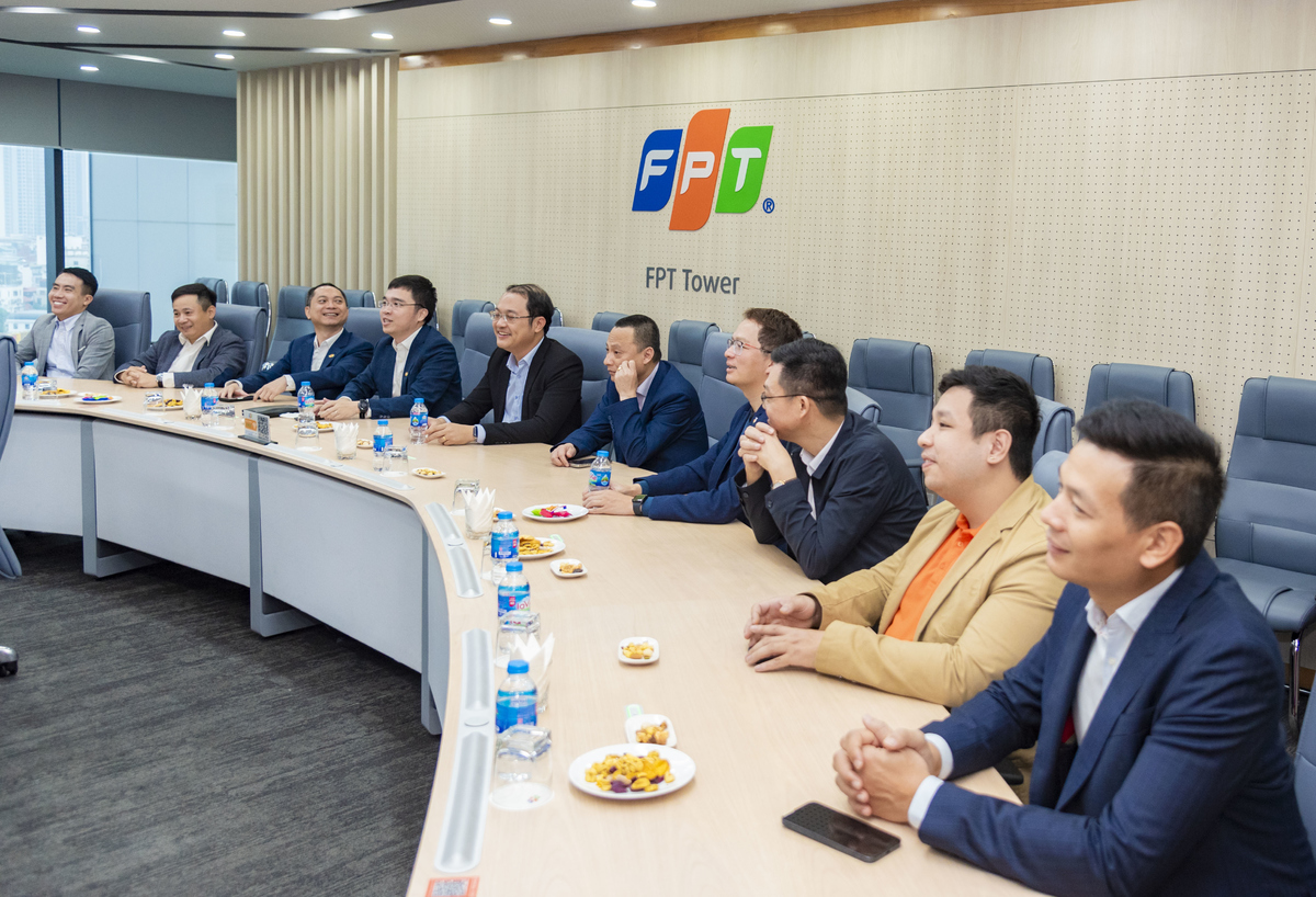 <p class="Normal" style="text-align:justify;"> “Với vai trò tiên phong, FPT IS sẽ quyết tâm trở thành công ty toàn cầu, đạt doanh thu 10.000 tỷ đồng và 3.000 tỷ đồng lợi nhuận, trở thành công ty phần mềm lớn nhất Việt Nam, gấp đôi vị trí số 2”, anh Trần Đăng Hòa - Chủ tịch FPT IS - bày tỏ.</p>