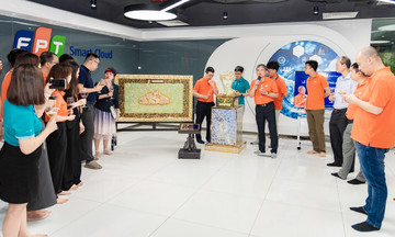 Anh Bùi Quang Ngọc tặng tranh, tượng cho FPT Smart Cloud