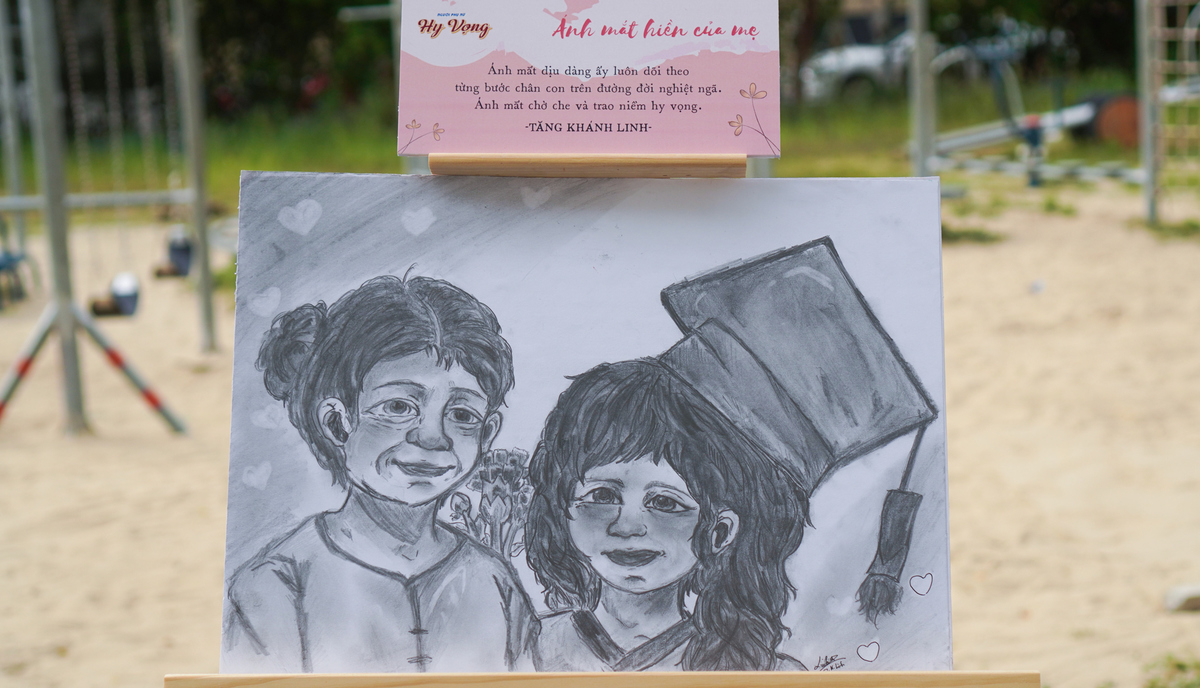<p> Các em còn tham gia hoạt động vẽ tranh chủ đề về mẹ. Trong ảnh là bức tranh chủ đề "Ánh mắt hiền của mẹ", của cô bé Tăng Khánh Linh.</p>