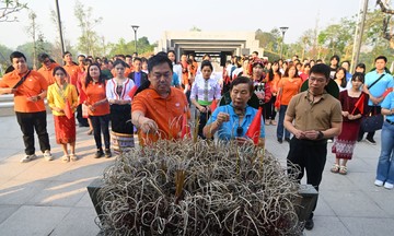 Xúc động lễ dâng hương của người FPT tại Điện Biên
