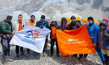 ‘Tinh thần đoàn kết giúp đoàn FPT Education chinh phục thành công Everest Base Camp’