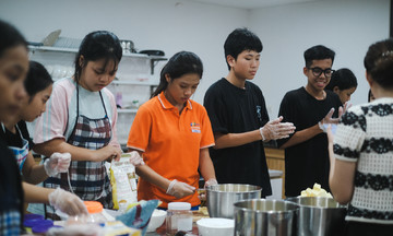 Bếp Hy vọng 'sáng đèn' suốt đêm làm bánh gửi tặng cô chú FPT trong vùng lũ