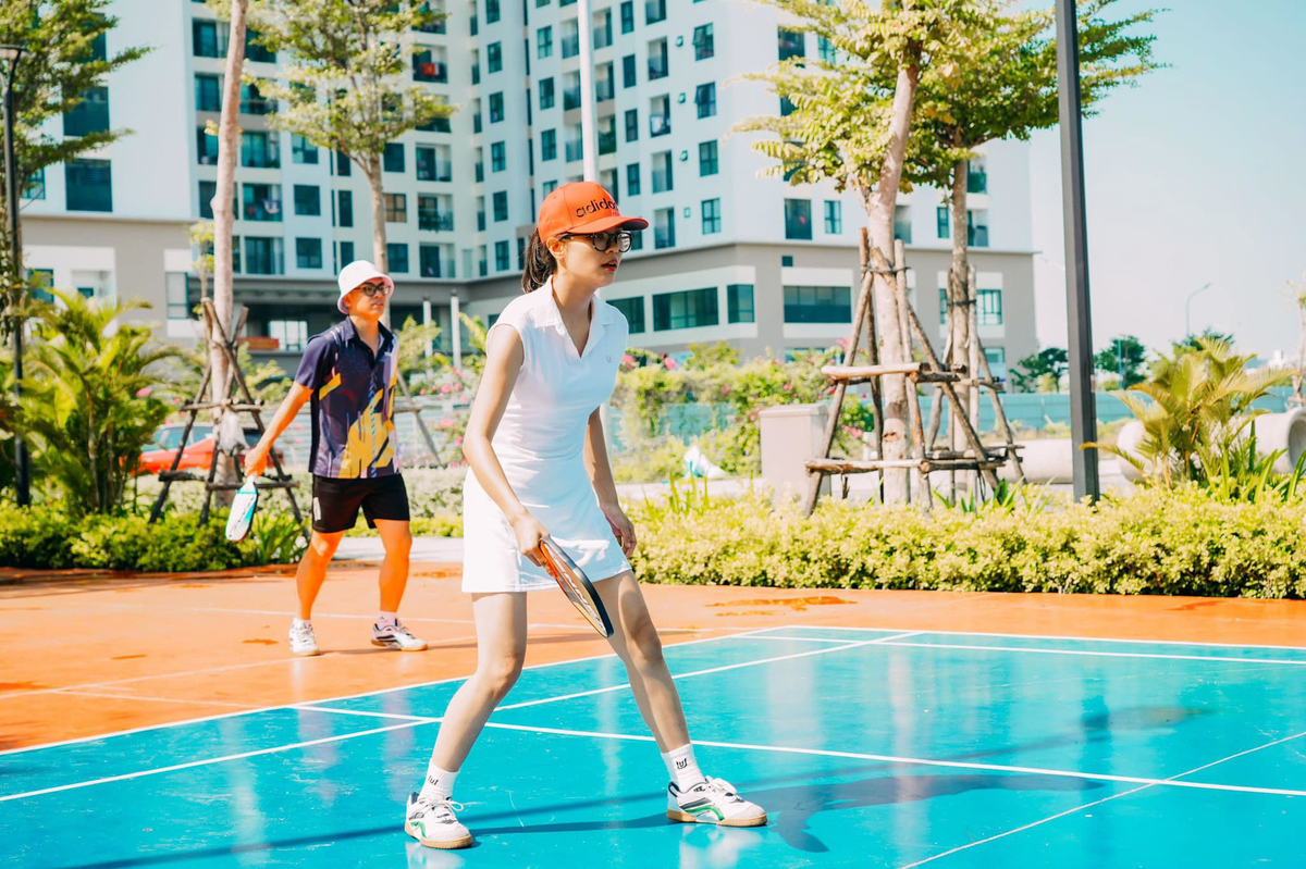 <p> Bất chấp thời tiết có phần nắng gắt, loạt trận pickleball vẫn sôi nổi diễn ra trên sân.</p>