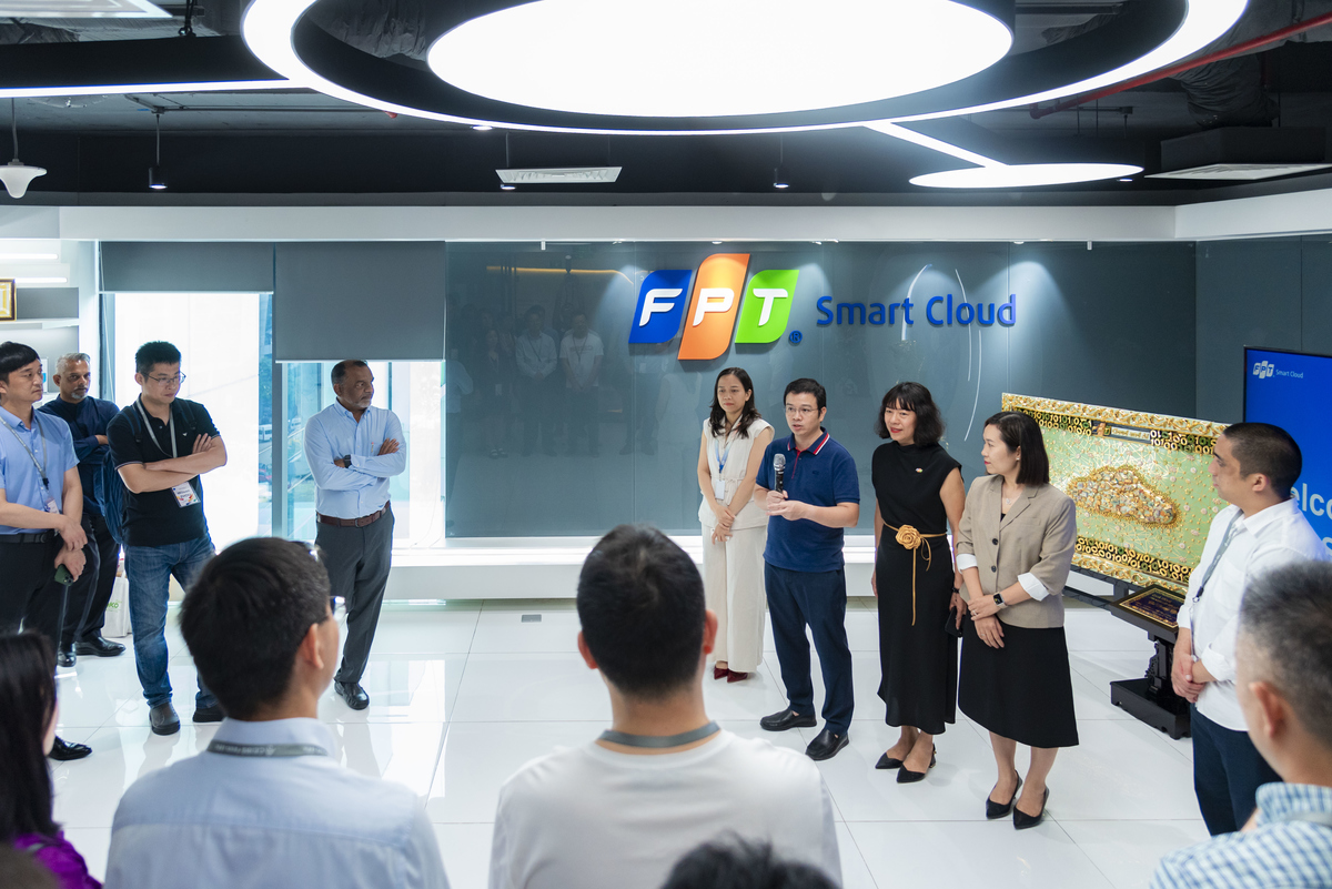 <p class="Normal" dir="ltr" style="text-align:justify;"> Tại FPT Smart Cloud, anh Nguyễn Ngọc Minh - Phó tổng giám đốc công ty - tự hào giới thiệu, đây là công ty trẻ thành viên nhất nhưng lại có sự tăng trưởng cao nhất FPT, với rất nhiều tiềm năng phát triển cùng những hợp đồng lớn từ các đối tác quốc tế. Một trong các dự án hợp tác quan trọng của FPT Smart Cloud là với đối tác NVIDIA. NVIDIA chọn FPT do tiềm năng của thị trường Việt Nam và một phần do sự quyết đoán, nhanh chóng của FPT.</p> <p class="Normal" style="text-align:justify;"> “Công ty đang trong quá trình tìm hiểu và đáp ứng các chính sách, quy định của Trung Quốc để xây dựng chiến lược phát triển tại đây”, anh Minh trả lời câu hỏi về việc phát triển tại thị trường Trung Quốc.</p>