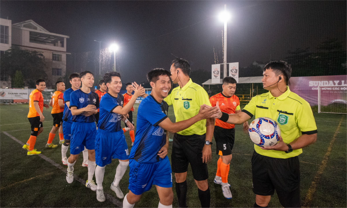 <p class="Normal" style="text-align:justify;"> <strong>FSOFT 1 - FSOFT 2: Cuộc chiến vượt sức chịu đựng</strong></p> <p class="Normal" style="text-align:justify;"> Mở màn vòng bán kết là trận "derby" nội bộ nhà Phần mềm giữa FSOFT 1 và FSOFT 2 - nơi kịch tính bùng nổ ngay từ phút đầu tiên. Cả hai đội đều nhập cuộc với sự tự tin và quyết tâm không khoan nhượng.</p>