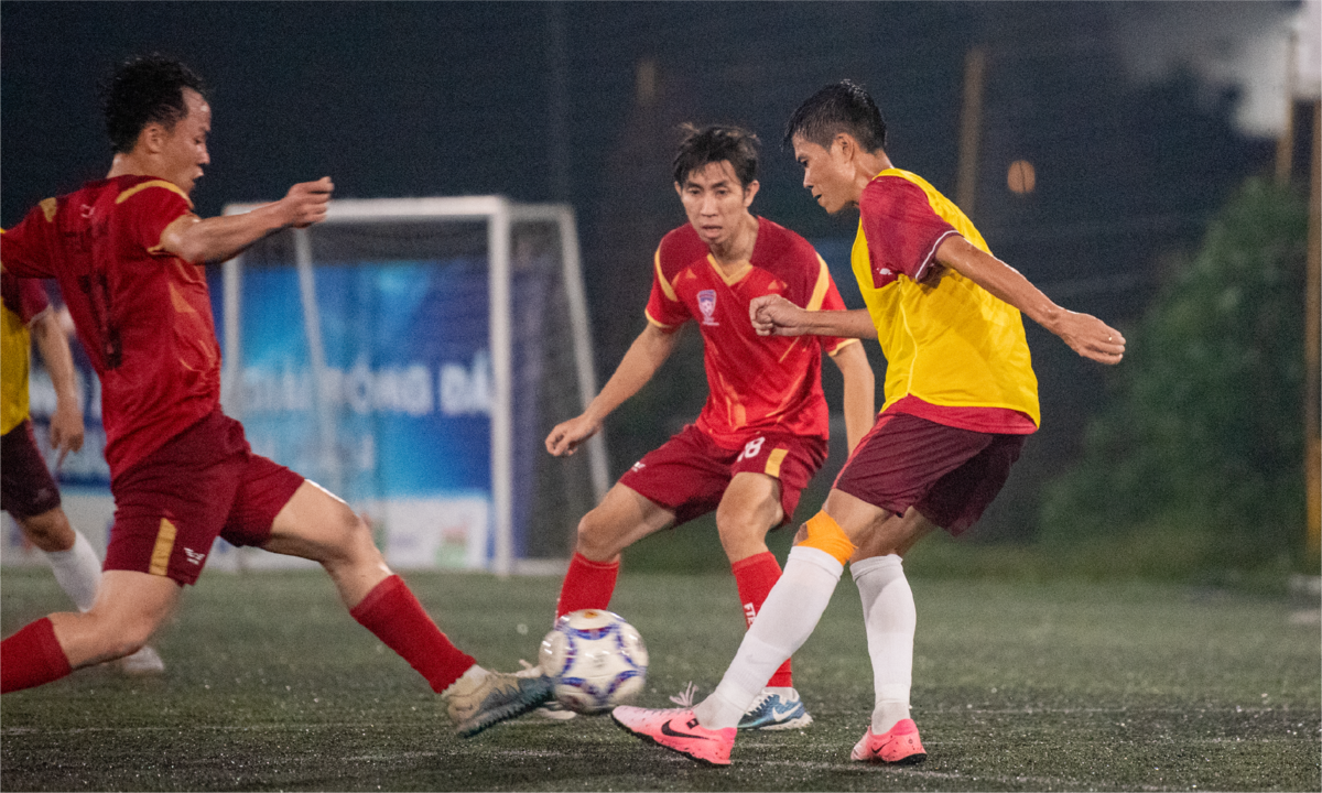 <p class="Normal"> <strong>FTEL vs FRT: Trận đấu của những toan tính và bùng nổ</strong></p> <p class="Normal" style="text-align:justify;"> Trận bán kết thứ hai là màn so tài đầy duyên nợ giữa đại diện nhà Viễn thông và đối thủ đến từ nhà Bán lẻ. Sự thận trọng được cả hai đội đặt lên hàng đầu trong những phút đầu tiên.</p>