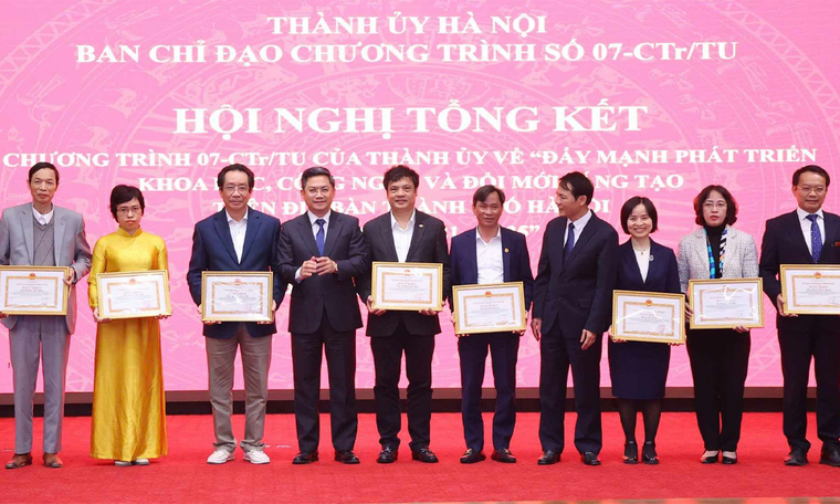 FPT nhận bằng khen từ Thành ủy Hà Nội