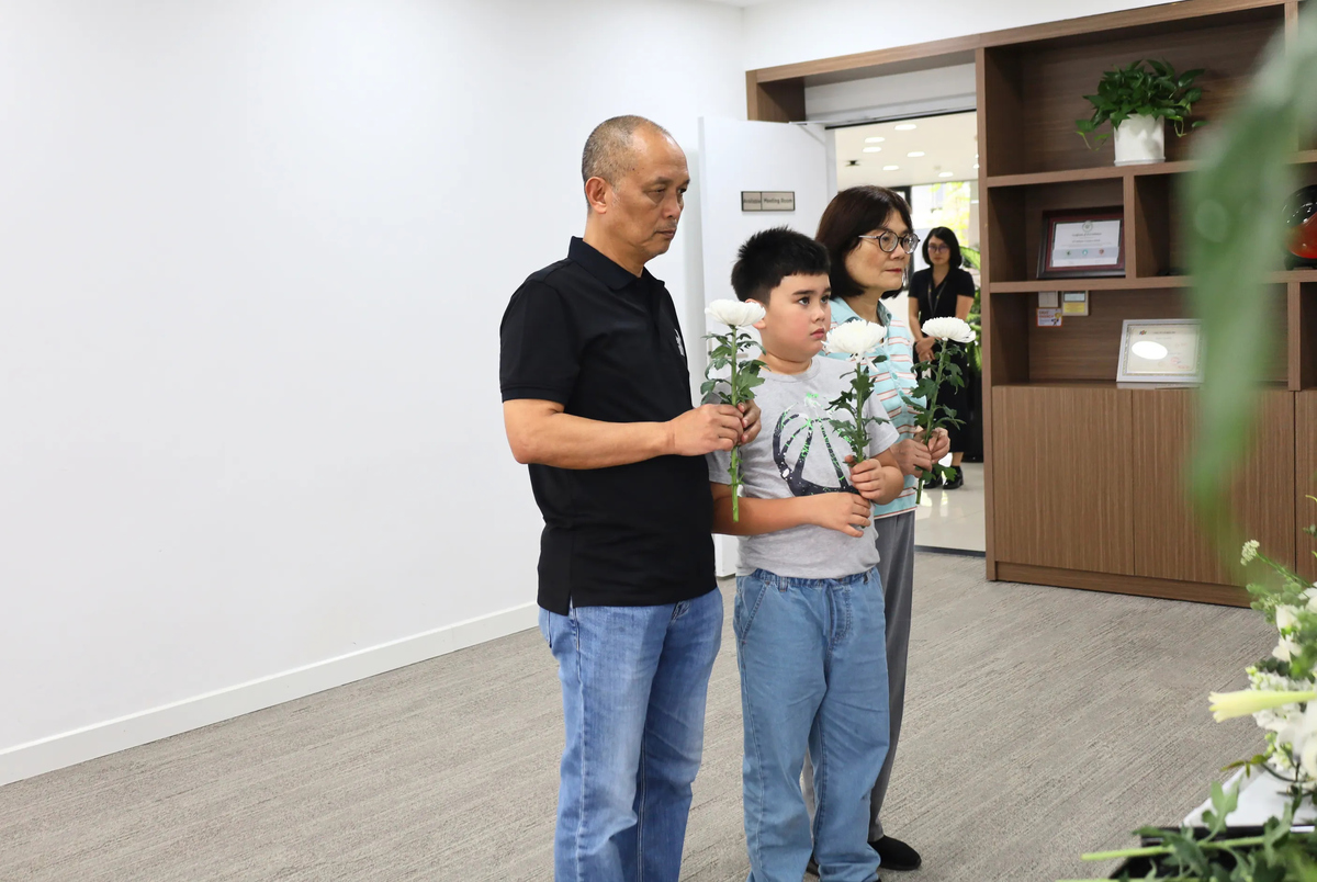 <p class="Normal" style="text-align:justify;"> Cũng trong sáng nay, tại F-Ville 2 (Hoà Lạc, Hà Nội), anh Nguyễn Thành Nam - Thành viên Hội đồng Sáng lập FPT, nguyên TGĐ Tập đoàn - cùng các cựu CBNV và CBNV nhà Phần mềm đã đến tưởng niệm bác Ogawa, viết lời tiễn biệt trong sổ tang, gửi đến người đồng hành tận tụy, người bác thân quen của đại gia đình FPT.</p>