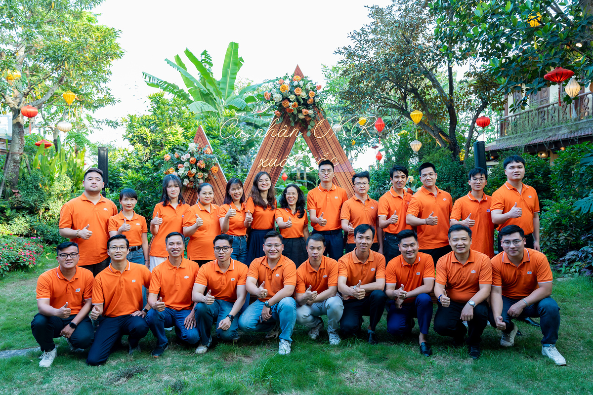<p class="Normal" style="text-align:justify;"> Chiều ngày 16/4, 24 cá nhân OKR xuất sắc đã có mặt tại tư gia Chủ tịch FPT với sự đón tiếp nồng nhiệt từ gia chủ Trương Gia Bình, Tổng giám đốc FPT Nguyễn Văn Khoa, Giám đốc Nhân sự FPT Chu Quang Huy, Giám đốc Chất lượng FPT Phạm Thị Quỳnh Vi cùng Trưởng ban Văn hóa và Đoàn thể FPT Nguyễn Thành Hưng.</p>