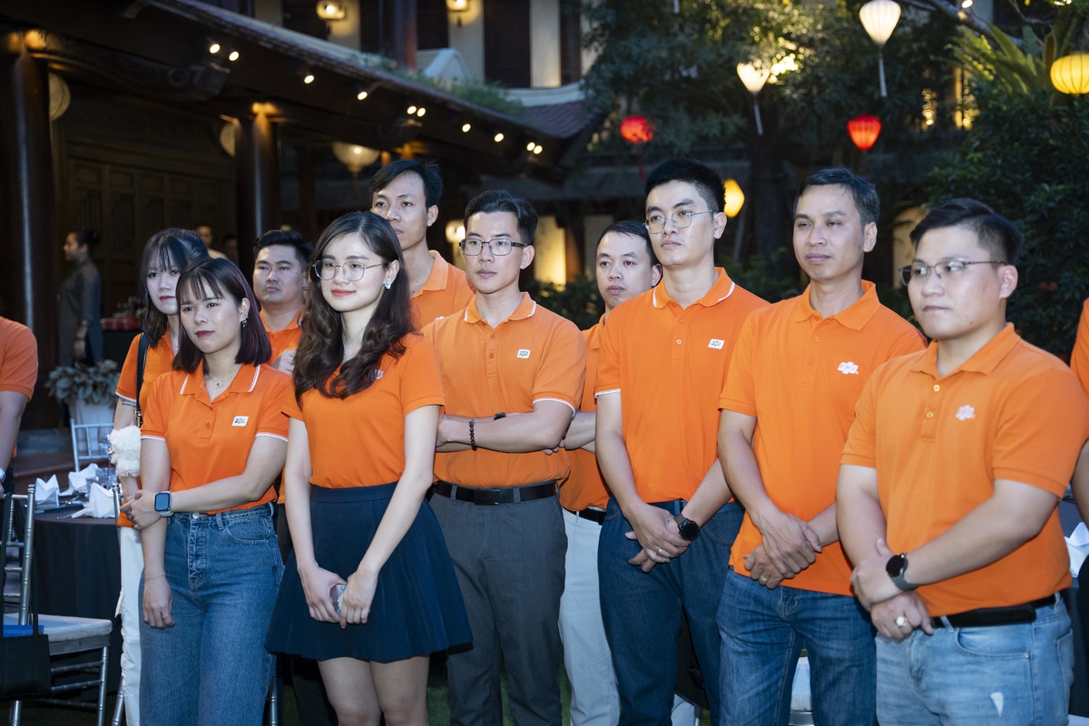 <p class="Normal" style="text-align:justify;"> Anh Bình cũng không quên nhắc lại 4 cuộc cách mạng đang diễn ra của đất nước cùng sự đồng hành của FPT. Anh nhấn mạnh, hàng triệu, hàng tỷ USD doanh thu của FPT ở "chiến trường" nước ngoài có lẽ sẽ không giá trị bằng việc FPT giúp sức đất nước xây dựng một quốc gia văn minh, hiện đại, và đem lại hạnh phúc cho nhân dân. Anh nhắc nhở, các cá nhân OKR xuất sắc không được ngủ quên trên chiến thắng, mà cần có nhiều “leng keng” hơn nữa để góp sức cho công ty, cho đất nước.</p>