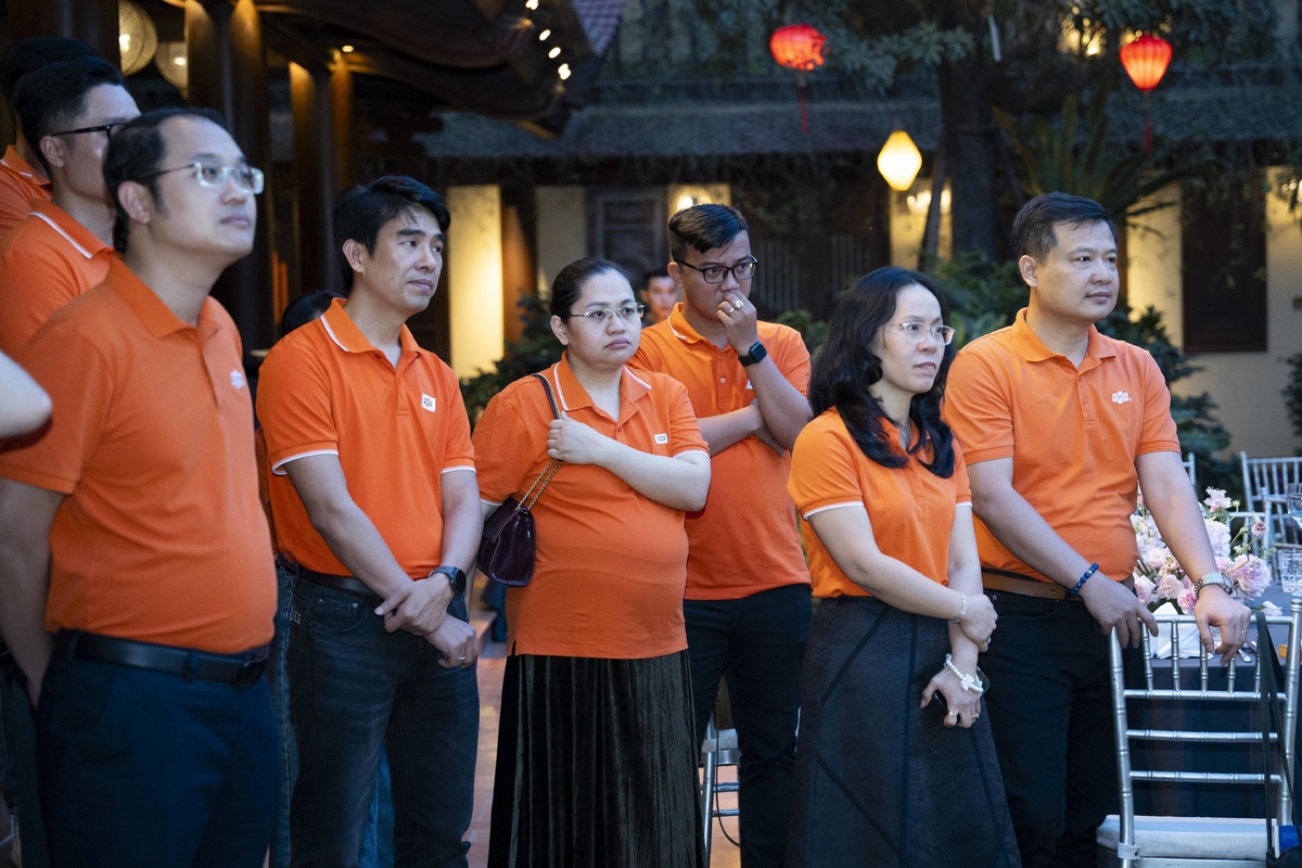 <p class="Normal" style="text-align:justify;"> Anh giao nhiệm vụ cho mỗi cá nhân OKR xuất sắc, là tạo cho chính mình 1 AI agent (trợ lý ảo) để hỗ trợ công việc hàng ngày, với thời hạn 1 tháng kể từ ngày hôm nay.</p>
