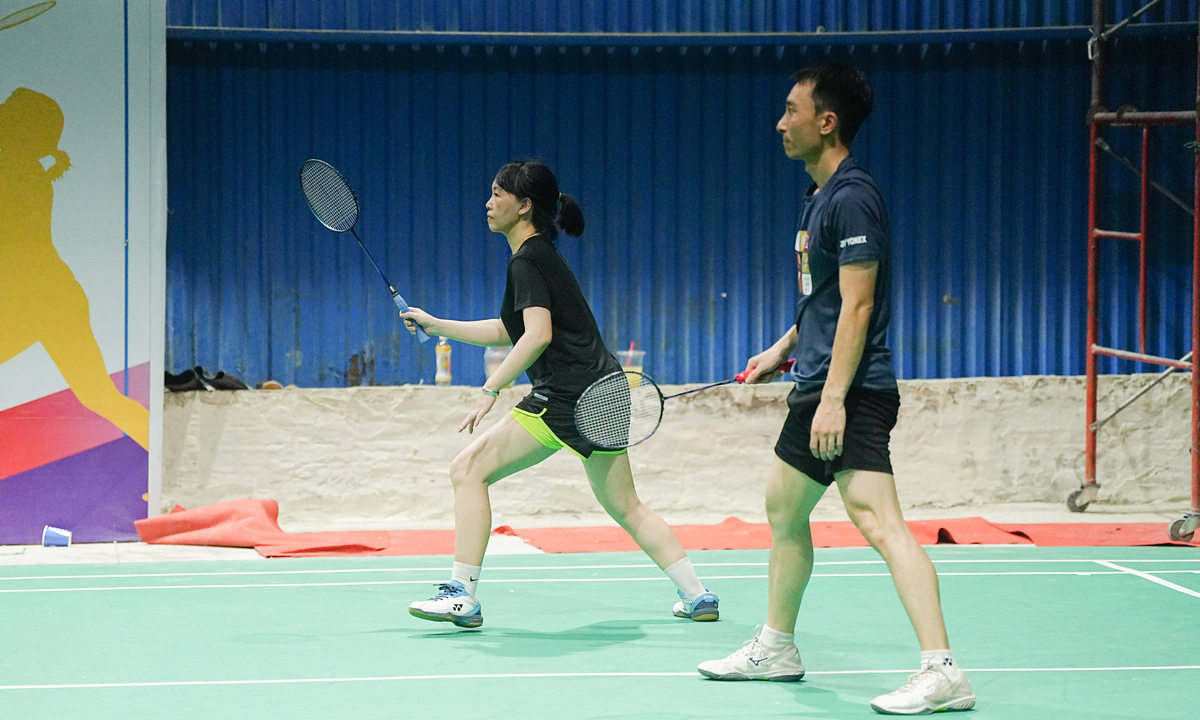 <p class="Normal" style="text-align:justify;"> Chung kết hai nội dung Đơn nữ và Đôi nam nữ lại cho thấy những thế trận mang tính một chiều.</p> <p class="Normal" style="text-align:justify;"> Tại sân đấu số 6, cặp đôi Nguyễn Ngọc Lương và Nguyễn Thu Hà của nhà Phần mềm tranh tài với Nguyễn Hồng Quân và Nguyễn Hoàng Minh, đại diện nhà Viễn Thông. Nhà vô địch Đơn nam mùa giải 2024 Nguyễn Hồng Quân cho thấy kinh nghiệm của mình khi thường xuyên mang về điểm số với những pha bỏ nhỏ “khó đỡ”. Kết quả 2-0 khép lại trận đấu và giúp cặp đôi nhà "Cáo" mang về HCV cho đơn vị.</p>