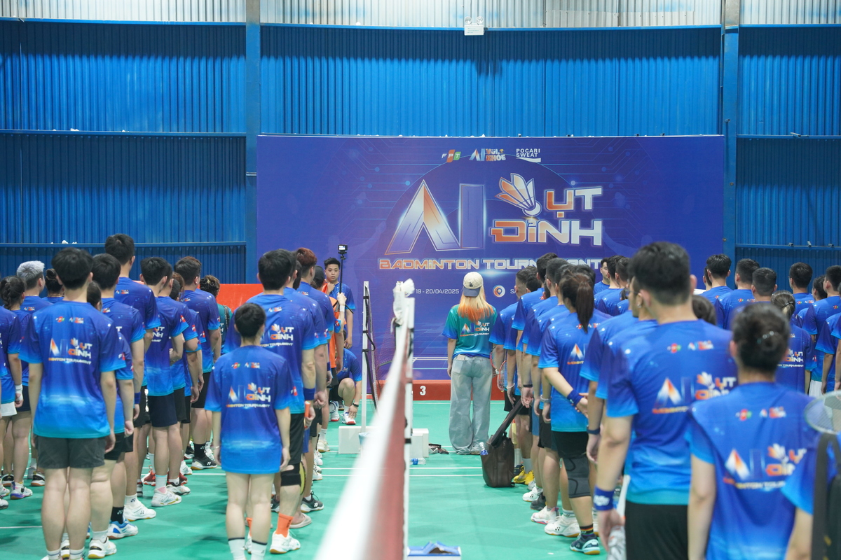 <p class="Normal" style="text-align:justify;"> Lễ khai mạc giải đấu diễn ra đầu giờ chiều ngày 19/4, với sự tham gia của Trưởng ban Văn hóa và Đoàn thể FPT Nguyễn Thành Hưng, Giám đốc Chất lượng FPT Phạm Thị Quỳnh Vi, các lãnh đội cùng hơn 160 vận động viên đại diện 11 đơn vị thành viên FPT và đông đảo người hâm mộ đến cổ vũ.</p>