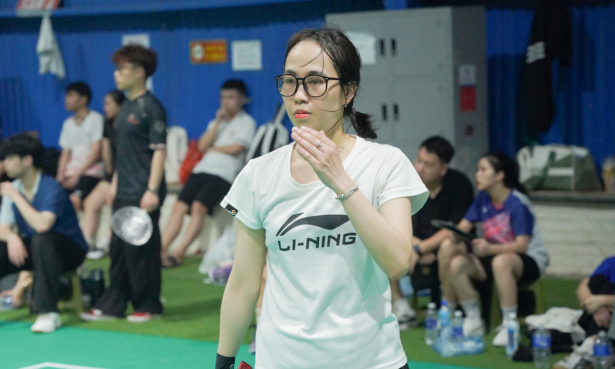<p class="Normal" style="text-align:justify;"> Bên cạnh đó ở sân đấu 5, chung kết cúp Vàng nội dung Đơn nữ là màn đọ sức chị Trần Thị Thu Hà - đại diện Base.vn và Phạm Thùy Anh của nhà Phần mềm. Lợi thế về thể hình và thể lực đã giúp tay vợt Phạm Thùy Anh vượt lên mạnh mẽ giành chiến thắng chóng vánh 2-0, lên ngôi vô địch cúp vàng nội dung Đơn nữ.</p>