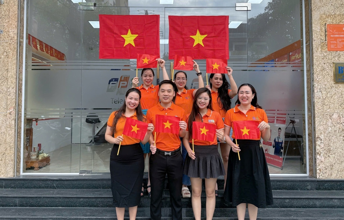 <p class="Normal" dir="ltr" style="text-align:justify;"> Cuộc thi nhận được hưởng ứng từ khắp nơi, liên tục các bài dự thi mang sắc cờ đỏ sao vàng phủ sóng fanpage của BTC. Không chỉ là niềm tự hào trước đại lễ 30/4, người nhà “Cáo” còn mong muốn lan tỏa tinh thần đoàn kết - anh em một nhà và hình ảnh đẹp của người áo cam trên toàn quốc.</p>