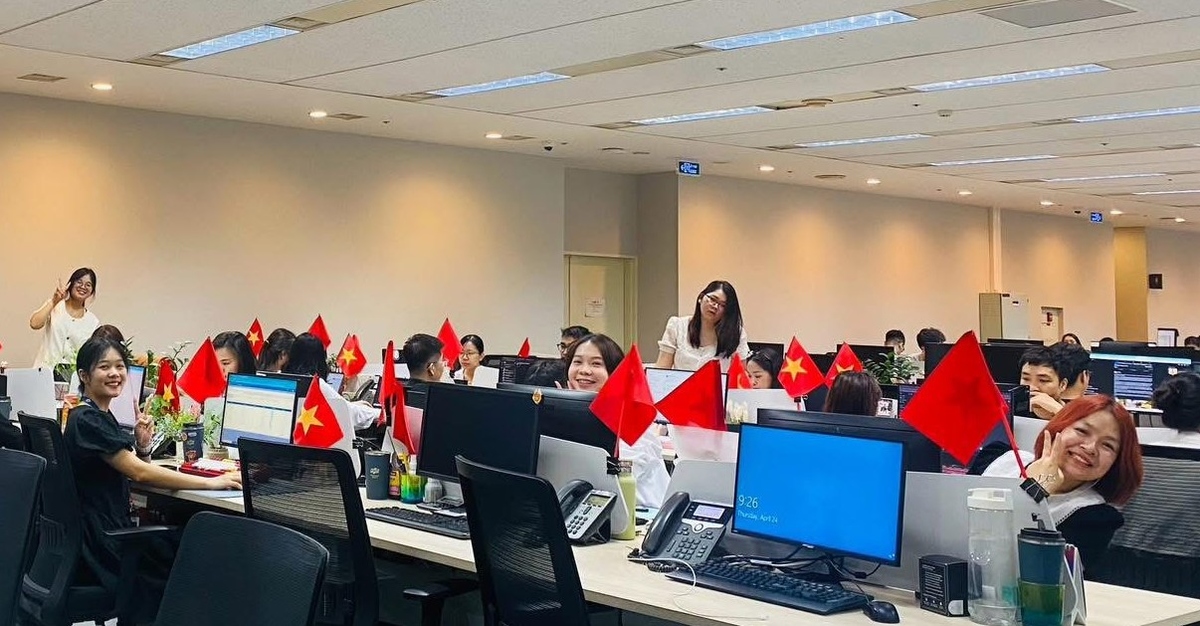 <p class="Normal" style="text-align:justify;"> Đơn vị FPT IS cũng dùng cờ để bàn trang trí khu vực làm việc trước thềm đại lễ 30/4.</p>