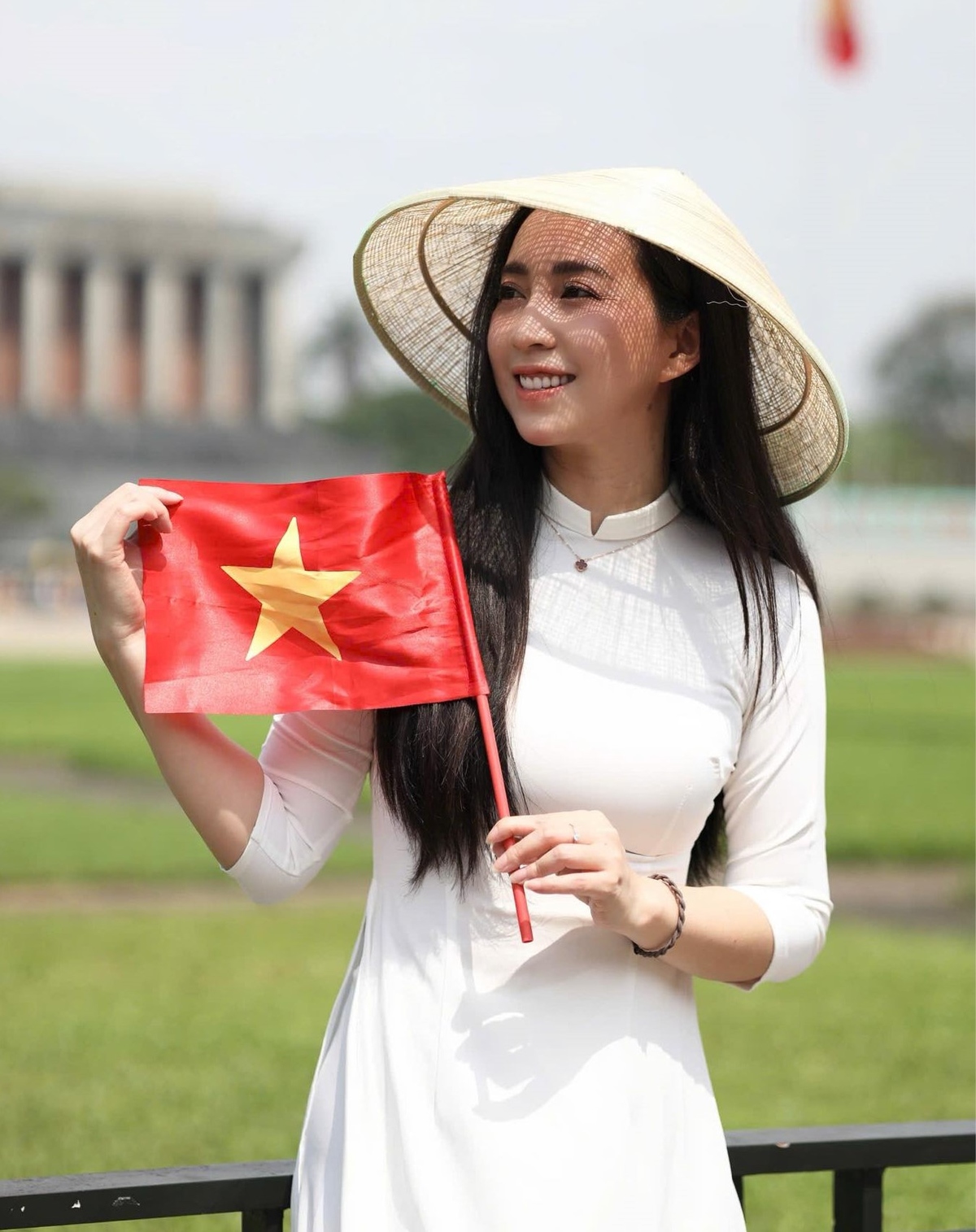 <p class="Normal" style="text-align:justify;"> Hướng về lễ kỷ niệm thiêng liêng, chị Đào Thị Phượng (FPT IS) thể hiện tình yêu nước một cách đầy ý nghĩa qua bộ ảnh truyền thống tái hiện vẻ đẹp của những cô gái Hà Nội xưa.<br /> <br /> Chị xúc động chia sẻ: "Đất nước trong những ngày tháng Tư này bừng lên một vẻ đẹp rực rỡ của cờ và hoa. Hòa chung trong không khí tưng bừng ấy, tôi muốn gợi ý mọi người hãy thử một lần khoác lên mình chiếc áo dài trắng tinh khôi, đội chiếc nón lá duyên dáng và tự hào giơ cao lá cờ đỏ sao vàng, như một lời chào mừng nồng nhiệt gửi đến đoàn quân chiến thắng trong ngày thống nhất non sông".</p>