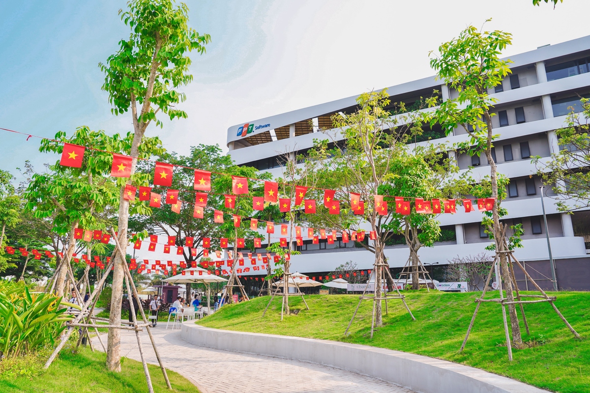 <p class="Normal" style="text-align:justify;"> Nhà Phần mềm rực cờ đỏ sao vàng quanh khuôn viên, trong khu vực làm việc và cả khu vực chung.</p>