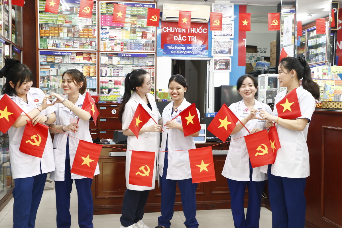 <p class="Normal" dir="ltr" style="text-align:justify;"> Với FPT Long Châu (thuộc Bán lẻ FPT), cuộc thi video "Long Châu góp cờ - Rực rỡ Việt Nam" đã lan tỏa mạnh mẽ tinh thần yêu nước, thể hiện qua những sản phẩm video đầy cảm xúc của CBNV. Câu slogan "Yêu nước không phải là trend; Yêu nước là ở trong GEN chúng mình" đã chạm đến trái tim, khơi dậy ý thức về cội nguồn và trách nhiệm với Tổ quốc.</p>