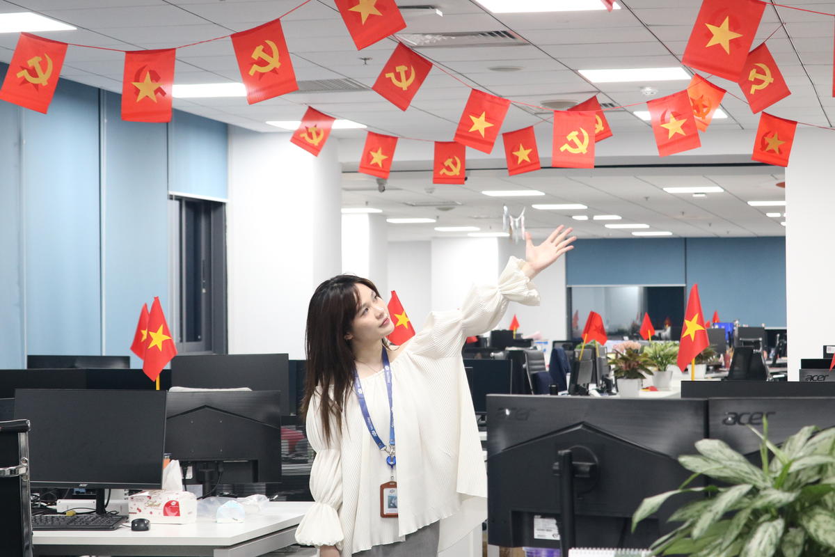 <p class="Normal" dir="ltr" style="text-align:justify;"> Để tạo bất ngờ cho CBNV, FPT Smart Cloud tiến hành trang trí cờ sau giờ làm. Điều này vừa đảm bảo không ảnh hưởng đến giờ làm việc của nhân viên, vừa mang đến một không gian mới mẻ và rực rỡ cờ hoa vào ngày hôm sau.</p> <p class="Normal" dir="ltr" style="text-align:justify;"> Bên cạnh những dải cờ lớn được treo cao trên trần nhà, là những lá cờ nhỏ xinh được cắm tại bàn làm việc giúp CBNV thêm hào hứng đón chờ ngày lễ lớn của đất nước.</p>