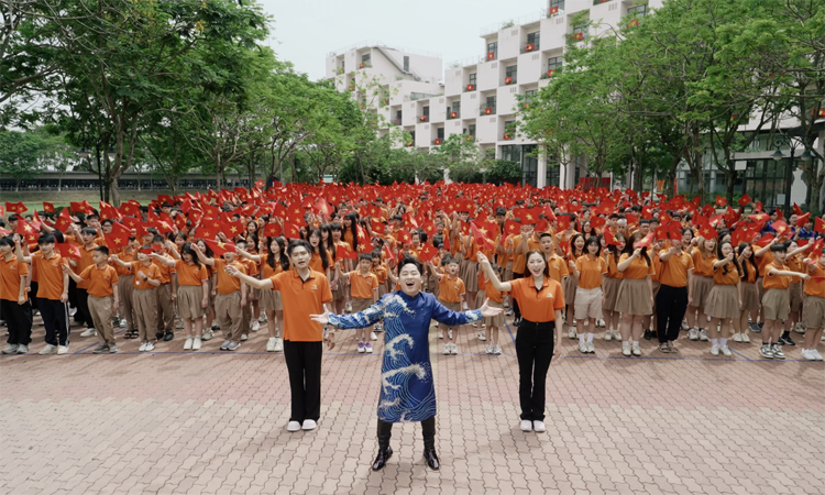 Hơn 1.300 người ‘làng Giáo’ góp mặt trong MV ‘Cho con là người Việt Nam’ cùng ca sĩ Tùng Dương