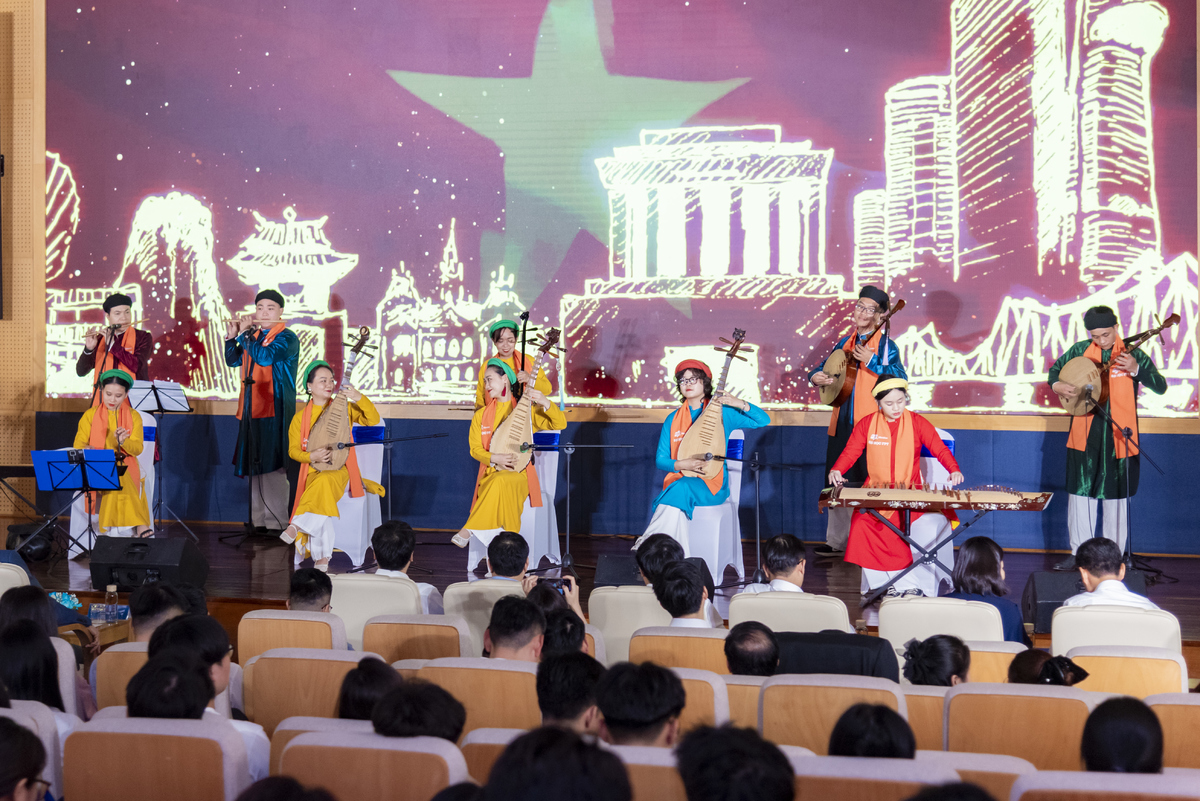 <p class="Normal" dir="ltr" style="text-align:justify;"> Chiều nay (7/5), tại FPT Tower vừa diễn ra Diễn đàn Phát triển xung lực mới cho quốc gia và Lễ ra mắt Liên minh nhân lực chiến lược thực thi Nghị quyết 57-NQ/TW. Đây là sự kiện quan trọng, góp phần phát triển nguồn nhân lực đảm bảo thực thi Nghị quyết 57-NQ/TW, do Tập đoàn FPT phối hợp các bộ ban ngành, đơn vị tổ chức.</p> <p class="Normal" style="text-align:justify;"> Tham dự sự kiện có lãnh đạo Bộ Công an, Học viện Chính trị quốc gia Hồ Chí Minh, ĐH Bách khoa Hà Nội, Trường ĐH Công nghệ - ĐH Quốc gia Hà Nội, Học viện Kỹ thuật mật mã, Trường ĐH FPT, Ban Nghiên cứu phát triển kinh tế tư nhân (Ban IV); lãnh đạo các doanh nghiệp như Tập đoàn FPT, Vietinbank, cùng đông đảo cơ quan truyền thông.</p> <p class="Normal" style="text-align:justify;"> <span>Các đại biểu được chào đón với tiết mục nghệ thuật đặc sắc: hoà tấu nhạc cụ dân tộc ca khúc <em>Một vòng Việt Nam</em> của các cán bộ Trường Đại học FPT. Đây là một trong những “đặc sản” của “anh cả” Khối Giáo dục nhà FPT.</span></p>