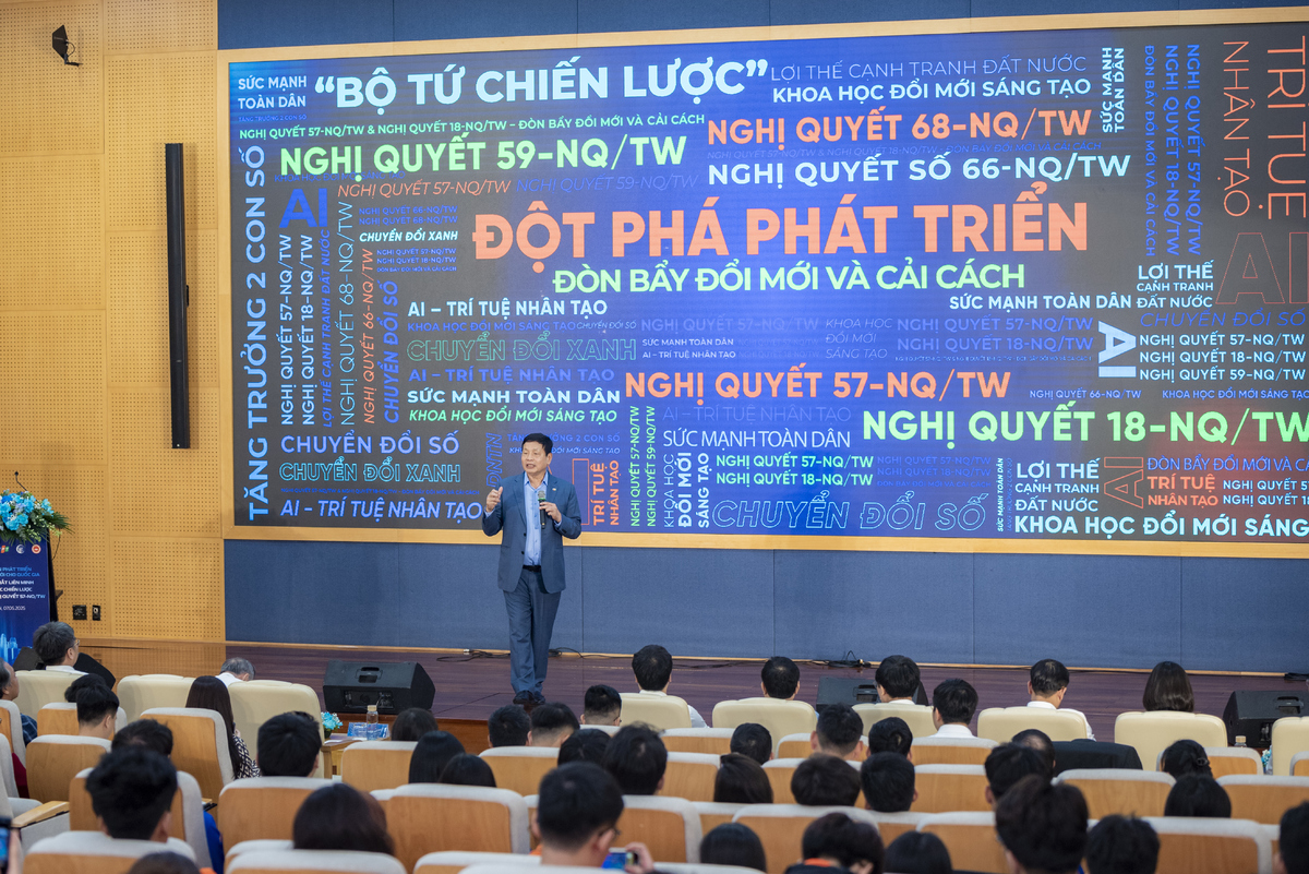<p class="Normal" style="text-align:justify;"> Mở đầu chương trình, anh Trương Gia Bình - Chủ tịch HĐQT Tập đoàn FPT - chia sẻ một thông điệp mạnh mẽ từ Nghị quyết 68-NQ/TW của Tổng Bí thư Tô Lâm: “Doanh nhân là chiến sĩ trên mặt trận kinh tế”. Tuy nhiên, theo anh, cuộc chiến ngày nay không còn là chiến tranh bằng vũ khí quân sự, mà là cuộc chiến về tri thức, công nghệ và đặc biệt là nhân lực AI.</p> <p class="Normal" style="text-align:justify;"> “Thế hệ trẻ, với kỹ năng công nghệ và tư duy sáng tạo, sẽ là lực lượng quyết định giúp Việt Nam vượt qua các thách thức và gia nhập cộng đồng quốc tế”, anh Bình nhấn mạnh.</p> <p class="Normal" style="text-align:justify;"> Cảnh báo về sự tụt hậu trong chuỗi giá trị toàn cầu, anh Bình nói: “Nếu không đào tạo được nhân lực AI, chúng ta sẽ đứng ngoài cuộc chơi công nghệ, còn nếu dẫn đầu trong đào tạo AI, Việt Nam sẽ vươn lên trở thành lực lượng lao động toàn cầu trong lĩnh vực này”.</p>