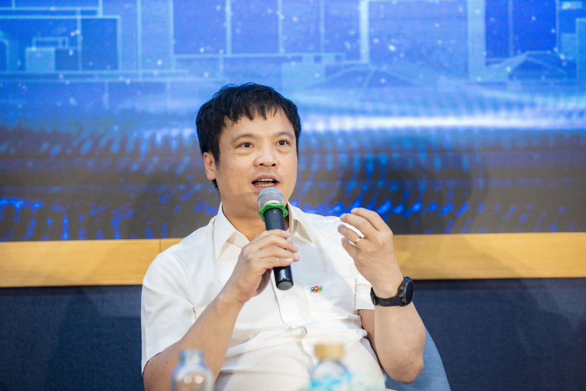 <p class="Normal" style="text-align:justify;"> Còn theo anh Nguyễn Văn Khoa, FPT đưa những bài toán lớn của doanh nghiệp và quốc gia vào trường học, giúp học sinh định hình vai trò tương lai như kỹ sư, nhà khoa học, nhà quản trị khoa học công nghệ. Đây là nền tảng căn bản để nuôi dưỡng lực lượng nhân sự chiến lược cho nền kinh tế tri thức.<br /> <br /> FPT cũng kêu gọi các doanh nghiệp công nghệ tham gia Liên minh nhân lực chiến lược để mở rộng sức mạnh triển khai. "Mục tiêu đến 2045, Việt Nam sẽ có đội ngũ nhà quản trị và nhà khoa học tầm cỡ thế giới, góp phần xây dựng quốc gia phát triển dựa trên khoa học và công nghệ", CEO FPT nói.</p>