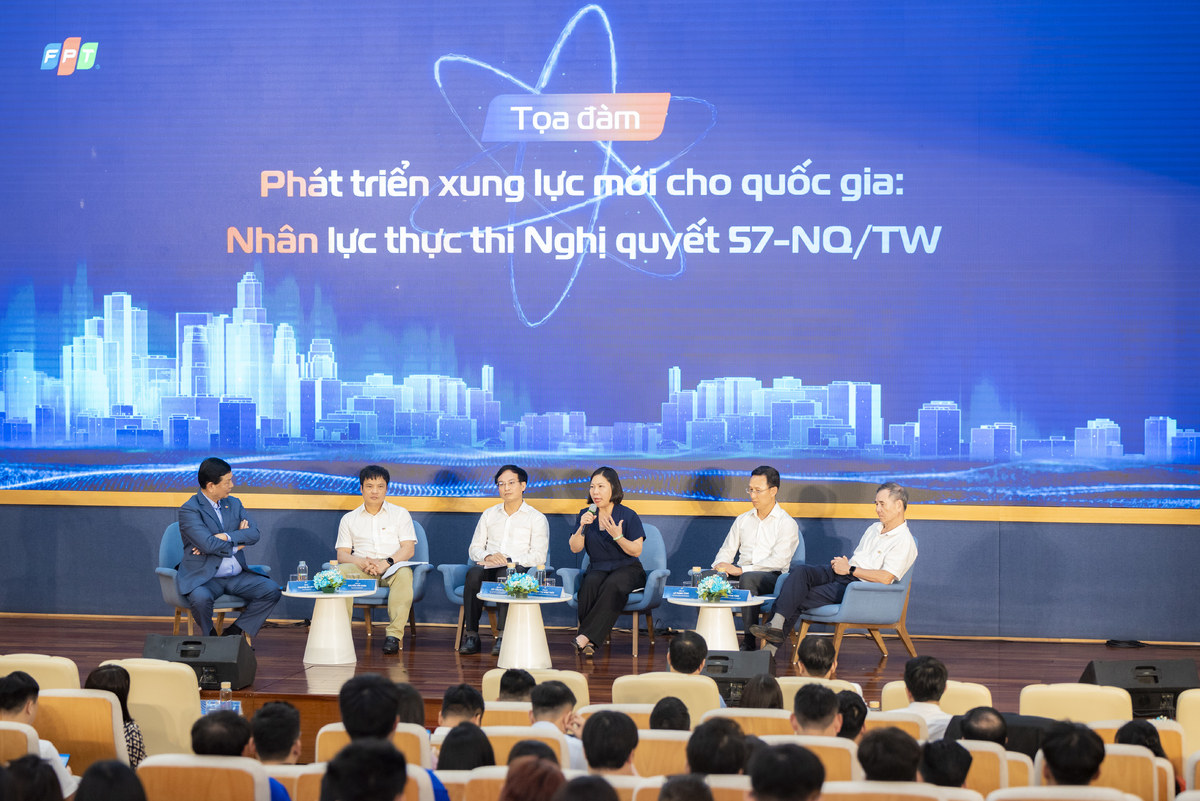 <p class="Normal" style="text-align:justify;"> Chương trình tiếp nối với toạ đàm “Phát triển xung lực mới cho quốc gia: Nhân lực thực thi nghị quyết 57-NQ/TW”, do anh Trương Gia Bình điều phối. Các diễn giả gồm: PGS.TS Bùi Văn Huyền - Viện trưởng Viện Kinh tế - Xã hội & Môi trường, Học viện Chính trị quốc gia Hồ Chí Minh; bà Phạm Thị Ngọc Thuỷ - Giám đốc văn phòng Ban Nghiên cứu phát triển kinh tế tư nhân (Ban IV); ông Lê Thanh Tùng - Thành viên Hội đồng quản trị VietinBank; anh Nguyễn Văn Khoa - Tổng Giám đốc Tập đoàn FPT và anh Lê Trường Tùng - Chủ tịch Hội đồng trường Trường ĐH FPT.</p> <p class="Normal" dir="ltr" style="text-align:justify;"> Tọa đàm xoay quanh các giải pháp và chiến lược xây dựng đội ngũ nhân lực đủ năng lực, sẵn sàng đóng góp vào công cuộc chuyển đổi số quốc gia. Các diễn giả cũng đã khẳng định rằng ứng dụng khoa học công nghệ, AI là một cuộc cách mạng, đặc biệt trong lĩnh vực giáo dục. Để bắt kịp xu hướng này, Việt Nam cần chuẩn bị đội ngũ nhân lực đủ năng lực thực hiện các nhiệm vụ quan trọng của đất nước trong bối cảnh chuyển đổi số mạnh mẽ. Mỗi cá nhân, mỗi tổ chức cần nhận thức rõ vai trò của mình trong việc xây dựng nền tảng cho sự phát triển bền vững và hội nhập quốc tế.</p> <p class="Normal" dir="ltr" style="text-align:justify;"> Cũng trong khuôn khổ tọa đàm, các diễn giả cùng đồng thuận cần chân dung nhân lực mới - có thể gọi là “Kỹ sư 57”. Anh Lê Trường Tùng cho biết, Trường Đại học FPT đã triển khai một chương trình đào tạo mới, thiết kế dành riêng cho các sinh viên năm cuối và năm đầu để chuẩn bị họ cho các dự án thực tiễn.</p>