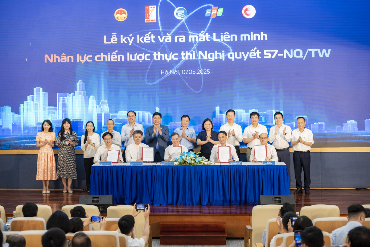 <p class="Normal" dir="ltr" style="text-align:justify;"> Với mục đích góp phần xây dựng và phát triển một thế hệ nhân sự có năng lực chuyên môn tốt, am hiểu công nghệ, được trang bị các kiến thức, kỹ năng cần thiết, sẵn sàng tham gia triển khai Nghị quyết 57-NQ/TW, các học viện, đại học ký kết thành lập và ra mắt Liên minh nhân lực chiến lược thực thi Nghị quyết 57-NQ/TW.</p> <p class="Normal" dir="ltr" style="text-align:justify;"> Đại diện 5 học viện, đại học và trường đại học hàng đầu tham gia ký kết gồm: Học viện Chính trị quốc gia Hồ Chí Minh, Học viện Kỹ thuật mật mã, Đại học Bách khoa Hà Nội, Trường Đại học Công nghệ - Đại học Quốc gia Hà Nội, Trường Đại học FPT. Liên minh có sự tham gia của các bên với những ưu điểm khác nhau sẽ là một cú hích lớn, góp phần tạo động lực cho quốc gia tiến bước vững chắc và bền vững.</p>