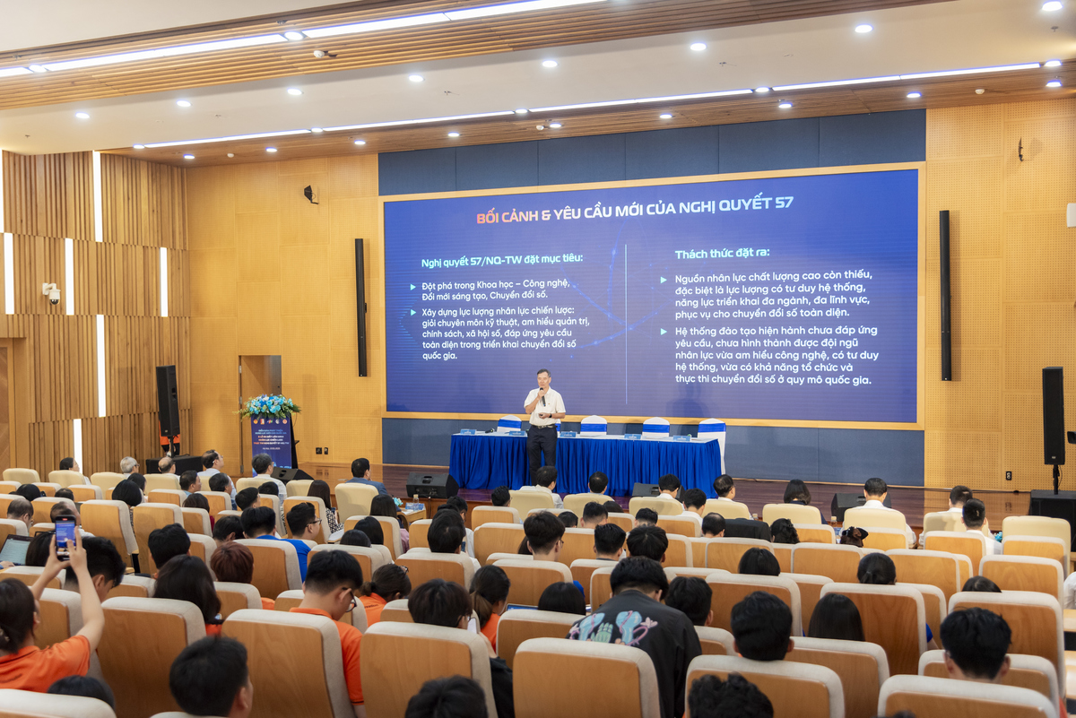 <p class="Normal" dir="ltr" style="text-align:justify;"> Anh Lê Trường Tùng - Chủ tịch Hội đồng trường Trường Đại học FPT công bố chương trình đào tạo lực lượng dự bị chiến lược gồm 8 khối kiến thức bổ sung, cần thiết cho sinh viên trong bối cảnh mới như: Quản lý nhà nước và hành chính công; Quản trị dữ liệu & an toàn thông tin; Quản lý dự án & quản trị đổi mới; Giáo dục & phát triển nhân lực số…</p> <p class="Normal" dir="ltr" style="text-align:justify;"> Chương trình học này giúp sinh viên công nghệ thông tin giỏi chuyên môn, có tư duy quản trị dựa trên dữ liệu, vừa có khả năng tổ chức và thực thi chuyển đổi số, vừa có kiến thức nền tảng về hành chính công, quản trị công… - Những phẩm chất cần thiết để một kỹ sư 57 cần có để thực hiện các nhiệm vụ quan trọng của đất nước trong bối cảnh mới để hội nhập phát triển. Họ có thể tham gia hỗ trợ các cơ quan nhà nước, bộ ngành, địa phương, doanh nghiệp thực thi Nghị quyết 57-NQ/TW cũng như các nghị quyết khác. Đây là lực lượng tinh nhuệ, sẵn sàng đồng hành cùng lực lượng chủ lực để “tác chiến” trên mặt trận chuyển đổi số ở quy mô quốc gia.</p>