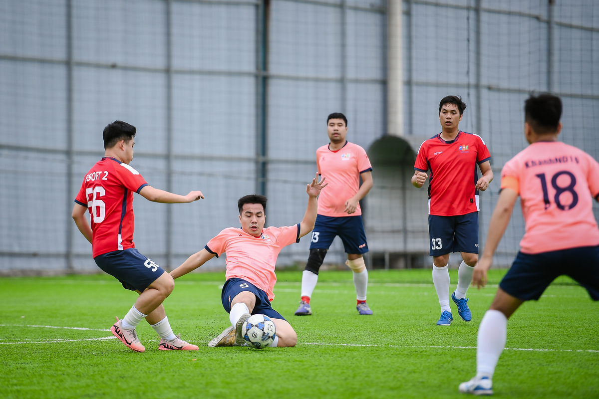 <p class="Normal" style="text-align:justify;"> Trận derby nội bộ nhà <span>Phần mềm giữa <strong>FSOFT 2 </strong>(áo đỏ)<strong> và FSOFT 3 </strong>(áo hồng)</span><span> chứng kiến thế trận một chiều khi </span><span>FSOFT 2</span><span> cho thấy đẳng cấp vượt trội. Ngay phút thứ 6, </span><span>Đinh Việt Anh mở tỷ số bằng cú sút đầy ngẫu hứng nhưng bất ngờ hạ gục thủ môn FSOFT 3.</span></p> <p class="Normal" style="text-align:justify;"> Tiếp đà hưng phấn, Việt Anh hoàn tất cú hat-trick trong hiệp 1 với hai pha lập công ở phút 16 và 25. FSOFT 3 vùng lên yếu ớt, chỉ gỡ được một bàn danh dự nhờ Nguyễn Duy Tân ở phút 41.</p>