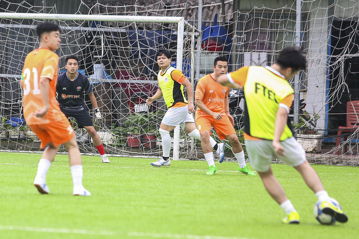<p class="Normal" style="text-align:justify;"> Trận derby nhà Viễn thông giữa <strong>FTEL FPT PLAY </strong>(áo cam) và <strong>FTEL CNHT</strong> (áo bib) khởi đầu đầy bất ngờ. Chỉ sau 5 phút, Nguyễn Nguyên Giáp bên CNHT có pha solo dũng mãnh, dứt điểm lạnh lùng mở tỷ số.</p> <p class="Normal" style="text-align:justify;"> Nhưng “ông vua” của FPT Champions League lập tức lấy lại thế trận. Chỉ trong 15 phút, FTEL FPT PLAY liên tiếp ghi 6 bàn nhờ các pha lập công của Hiếu Trung, Quý Long, Ánh Dương và Minh Đức. FTEL CNHT cố gắng với hai bàn gỡ của Huy Sơn và <span>Huy Thao, </span><span>nhưng thế trận vẫn hoàn toàn nằm trong tay FTEL FPT PLAY.</span></p>